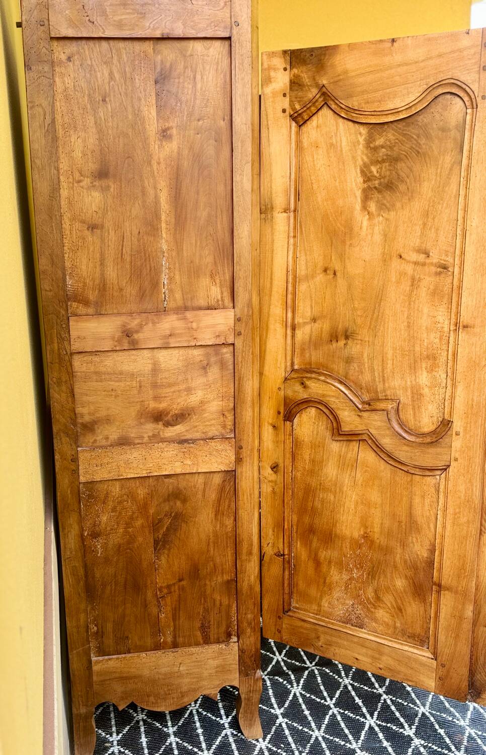 Armoire ancienne française en noyer massif – style Louis XV, fin XIXe siècle