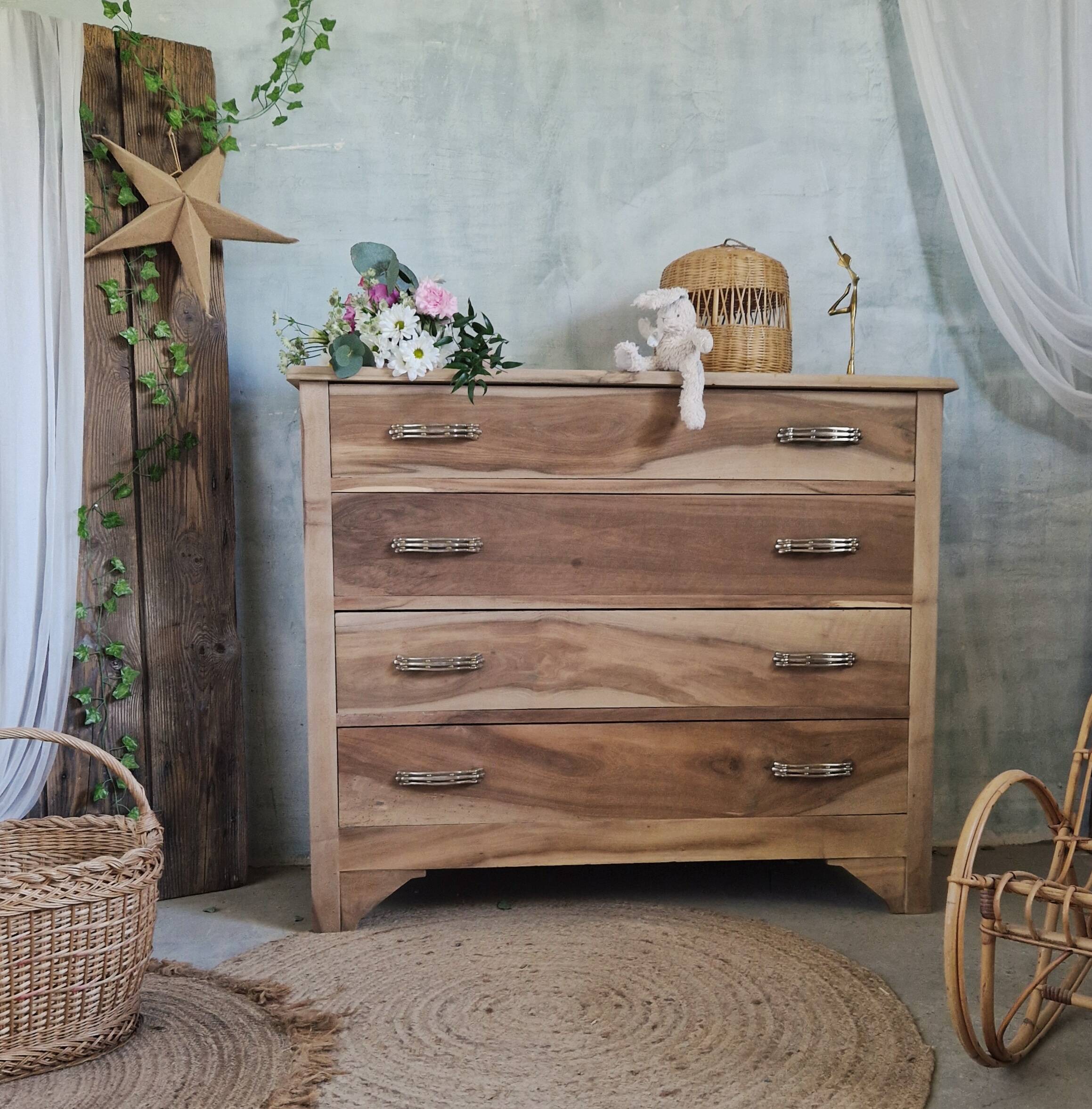 Ancienne commode en noyer