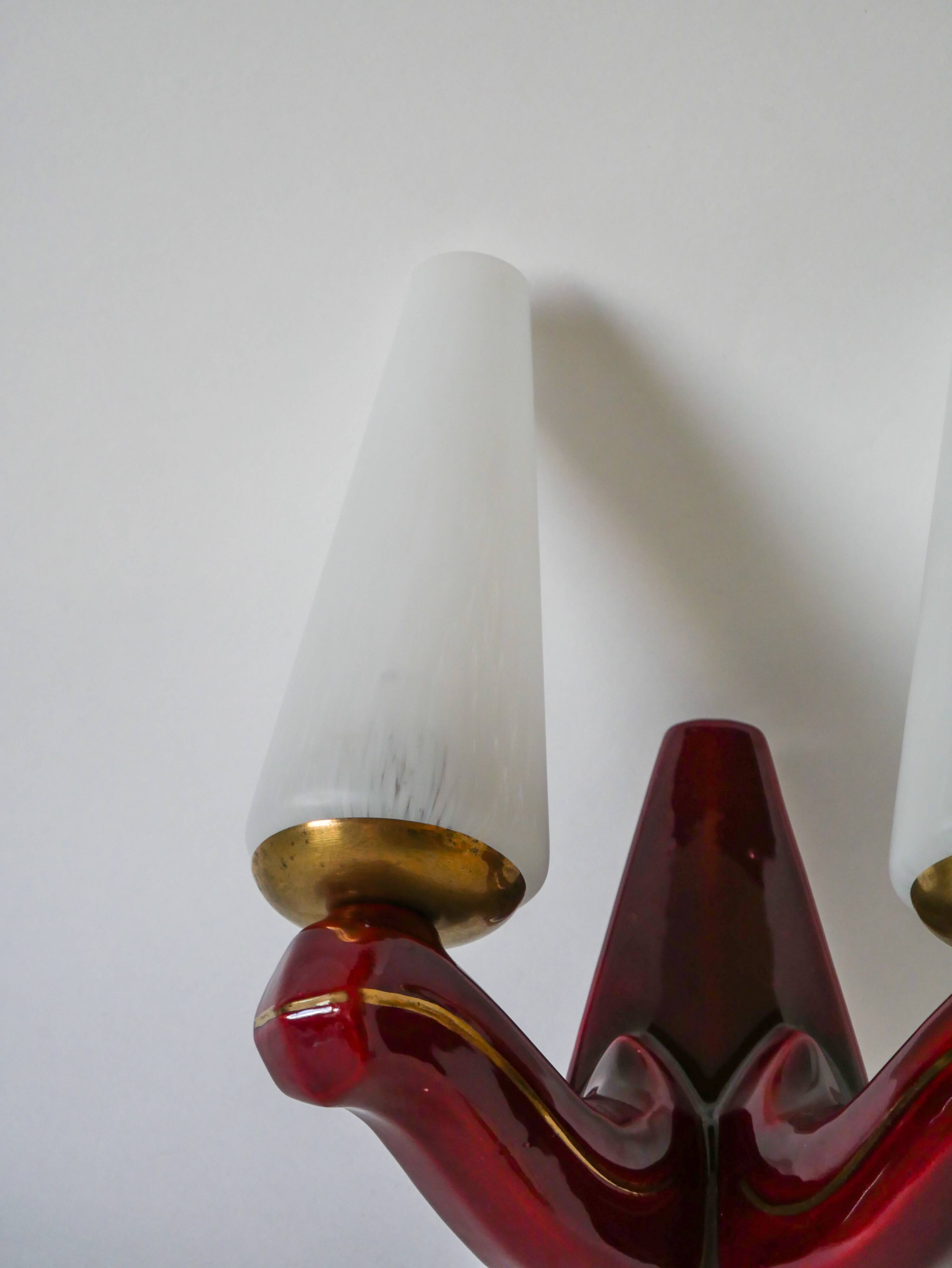 Double globe wall lamp in glass and burgundy ceramic support Art Deco 1930