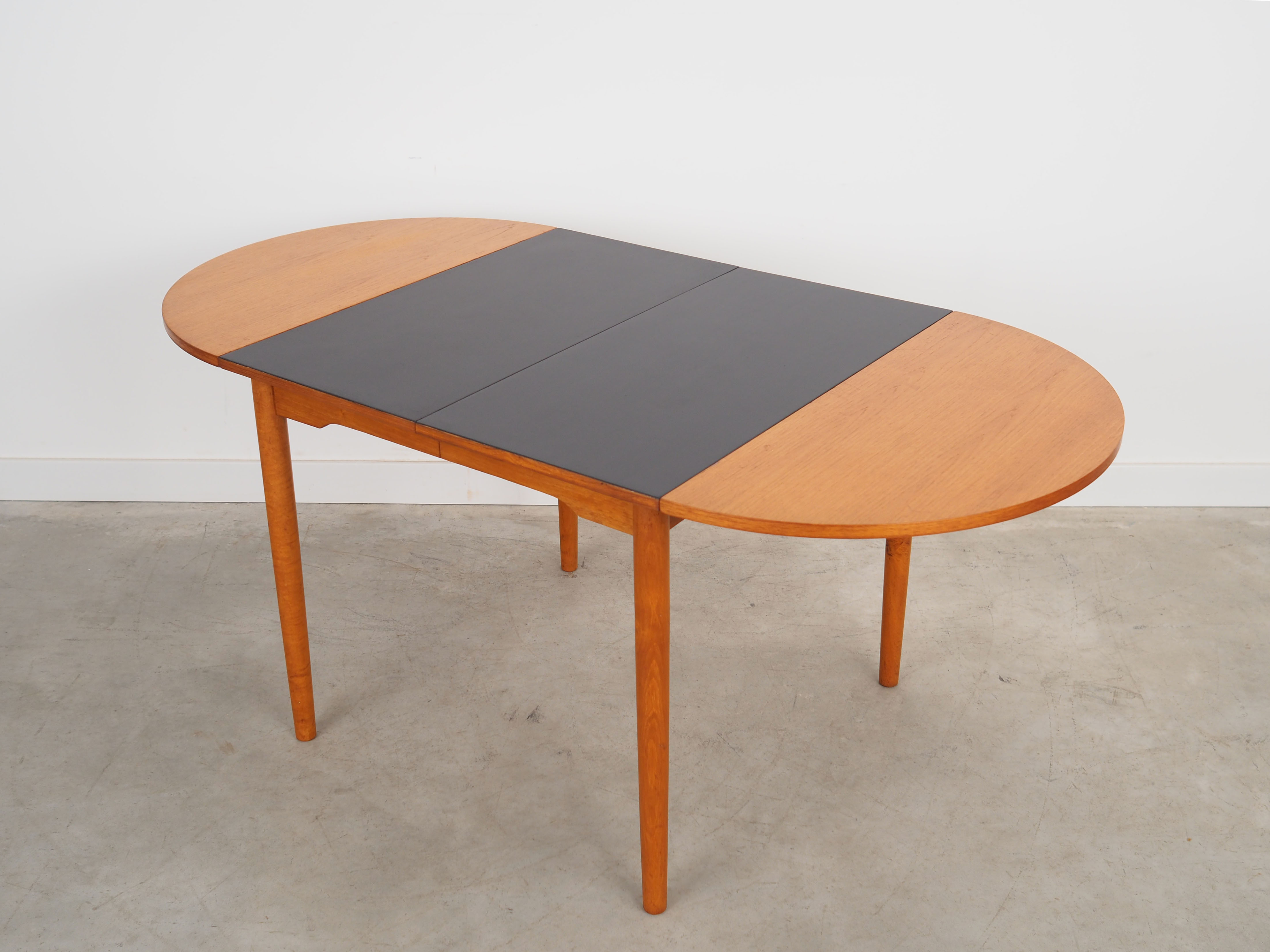 Table en teck, design danois, années 1970, production: Danemark