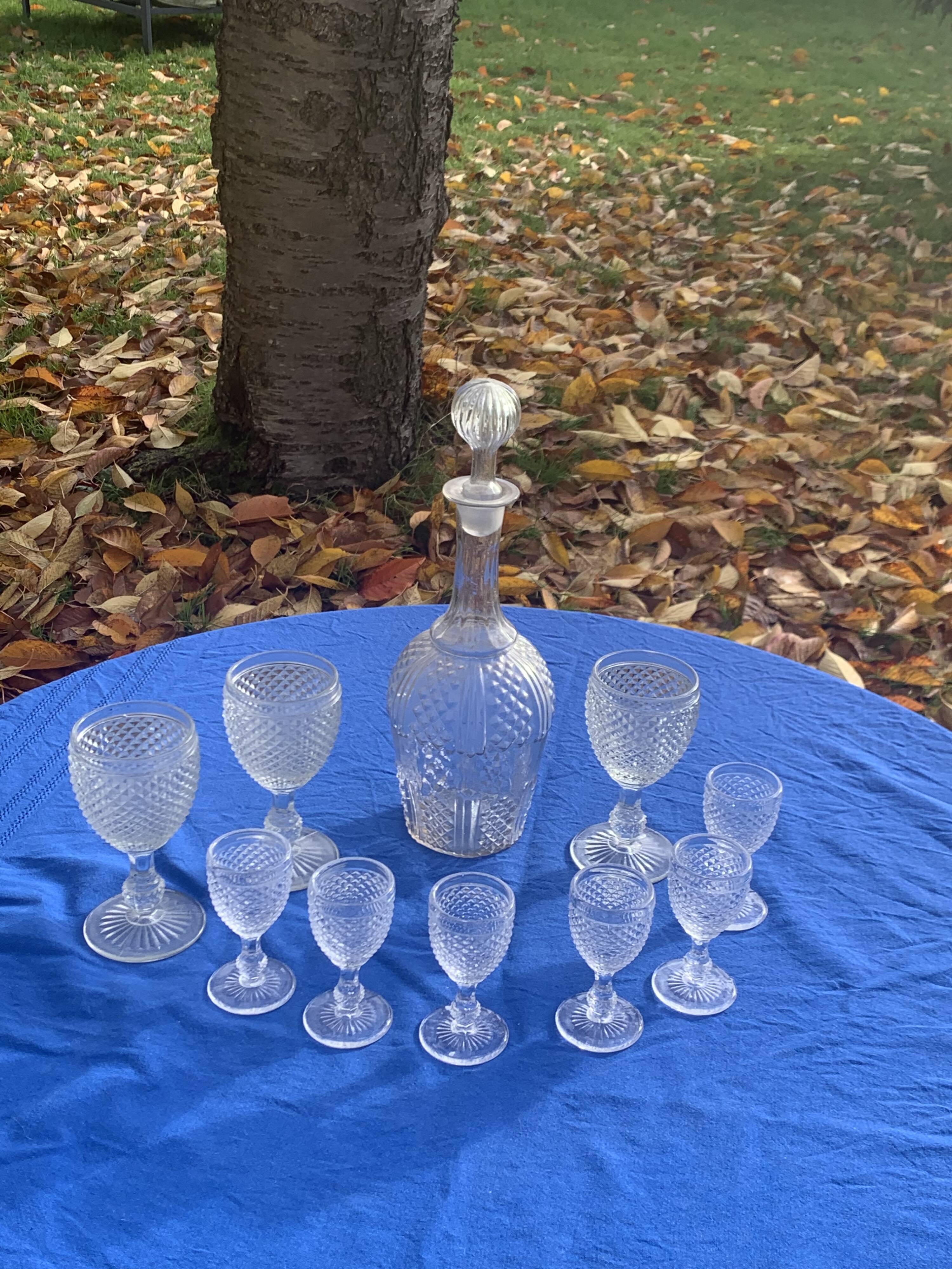 Elegant service consisting of a carafe, 3 wine glasses and 6 diamond pattern aperitif glasses