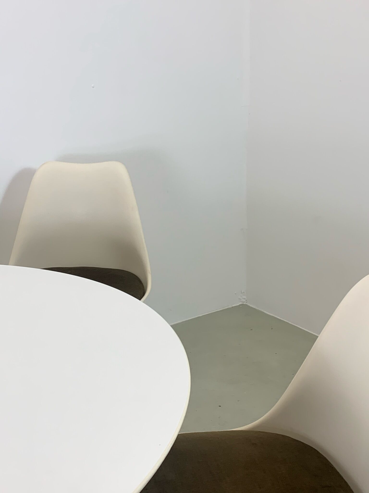 Eero Saarinen Tulip Dining Set with Swifel Chairs for Knoll International 1960s