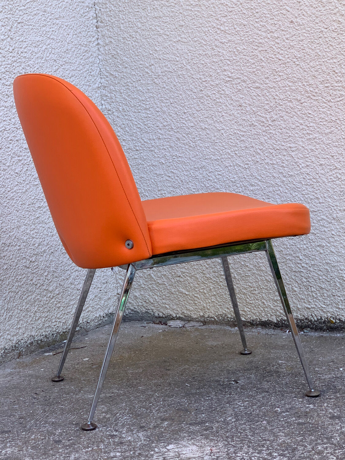 Chauffeuse vintage orange skaï et chrome 1970