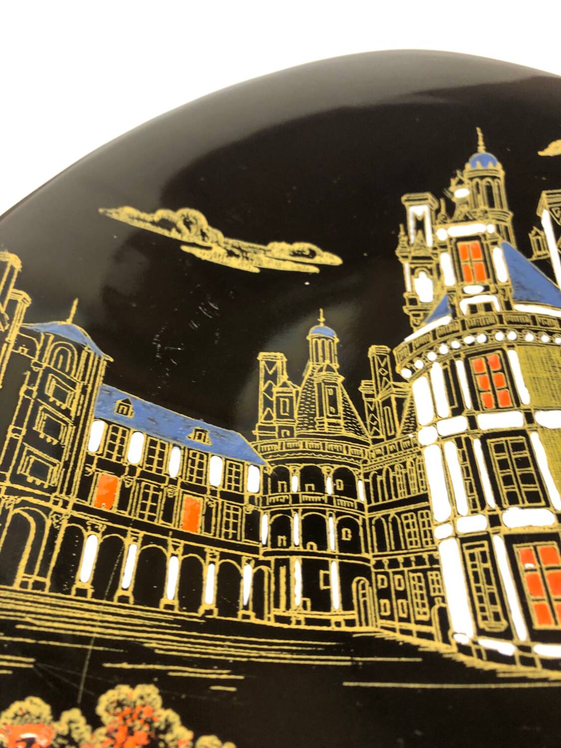 Plat en céramique de Longwy, décor Chambord par Valenti