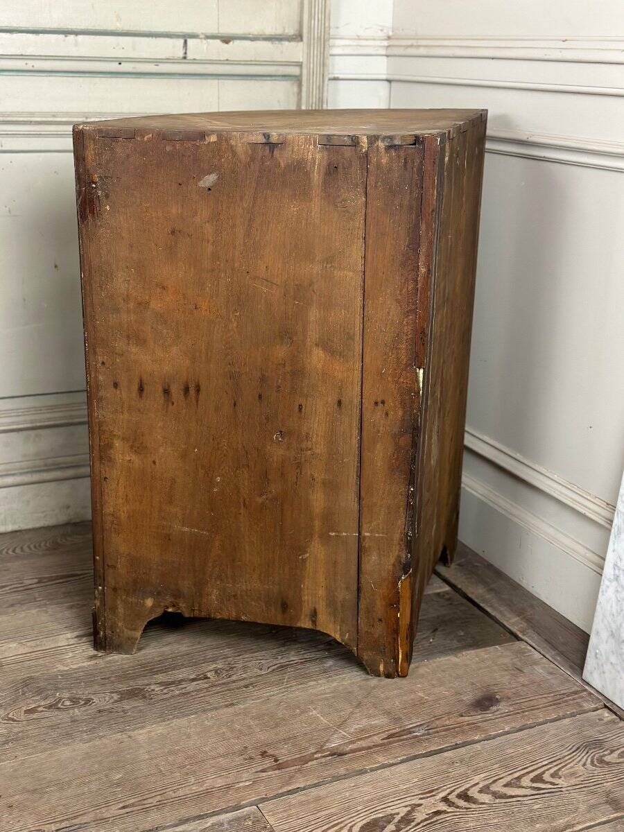 Encoignure en acajou et marbre blanc de Carrare, vers 1800