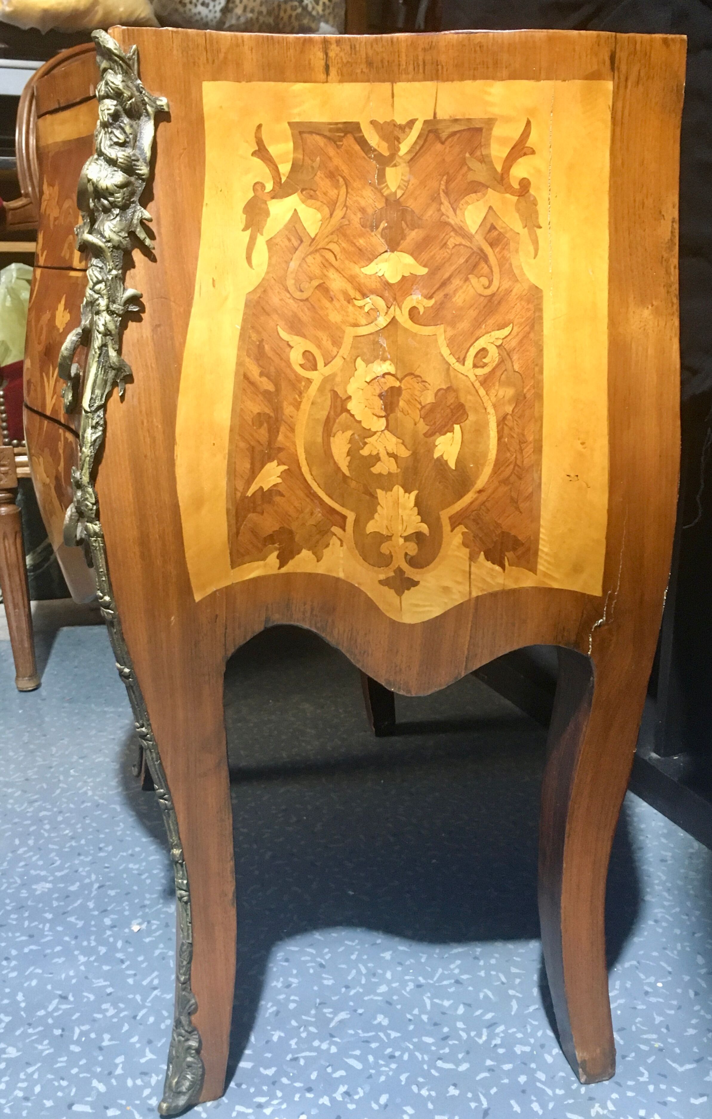 Curved commodus, tomb, Louis XV style, in marquetry, 3 drawers