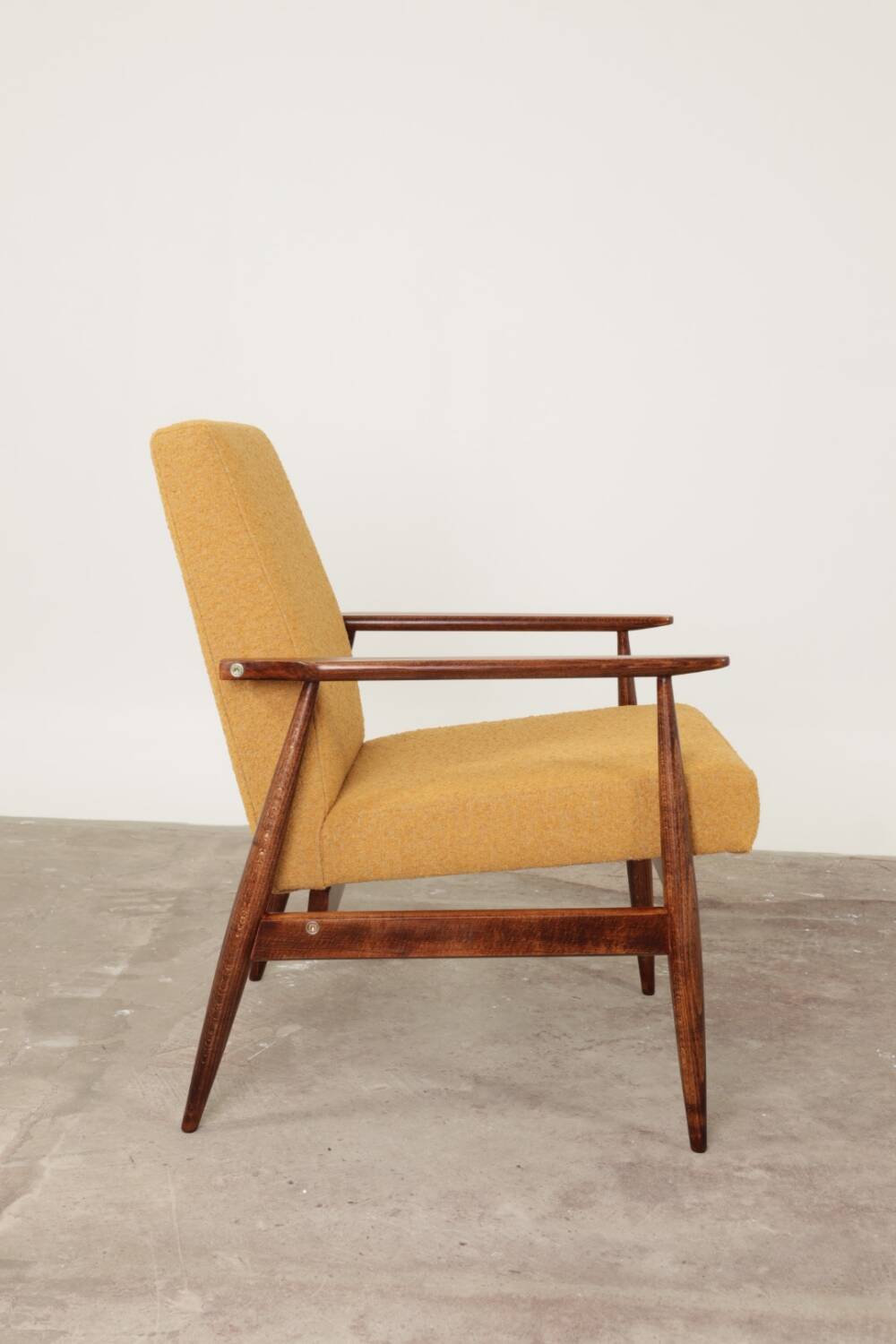 Fauteuil scandinave jaune moutarde bouclé conclu par H.Lis
