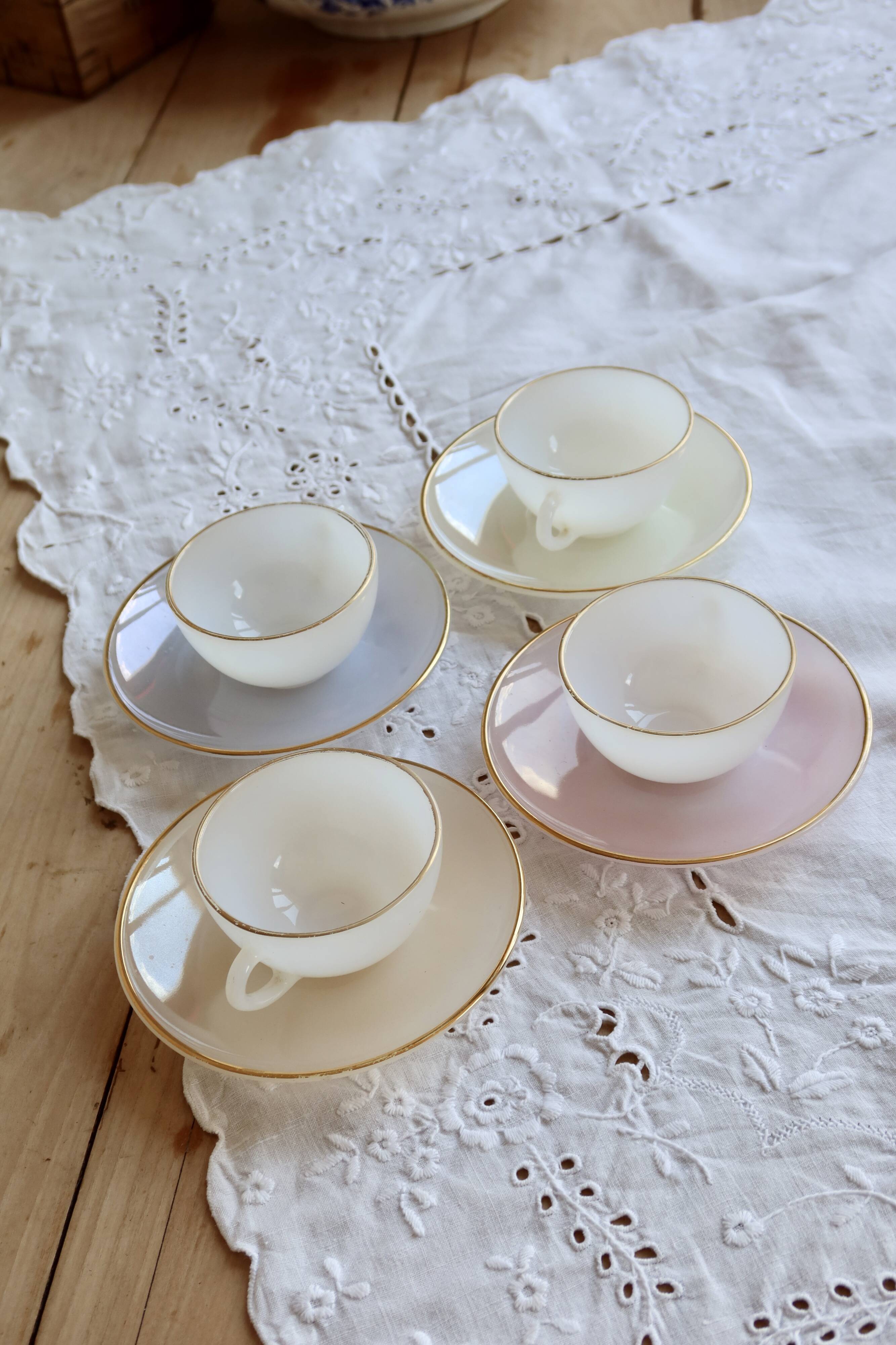 4 vintage Arcopal Arlequin coffee cups - 1960s - Pastel and gold trim