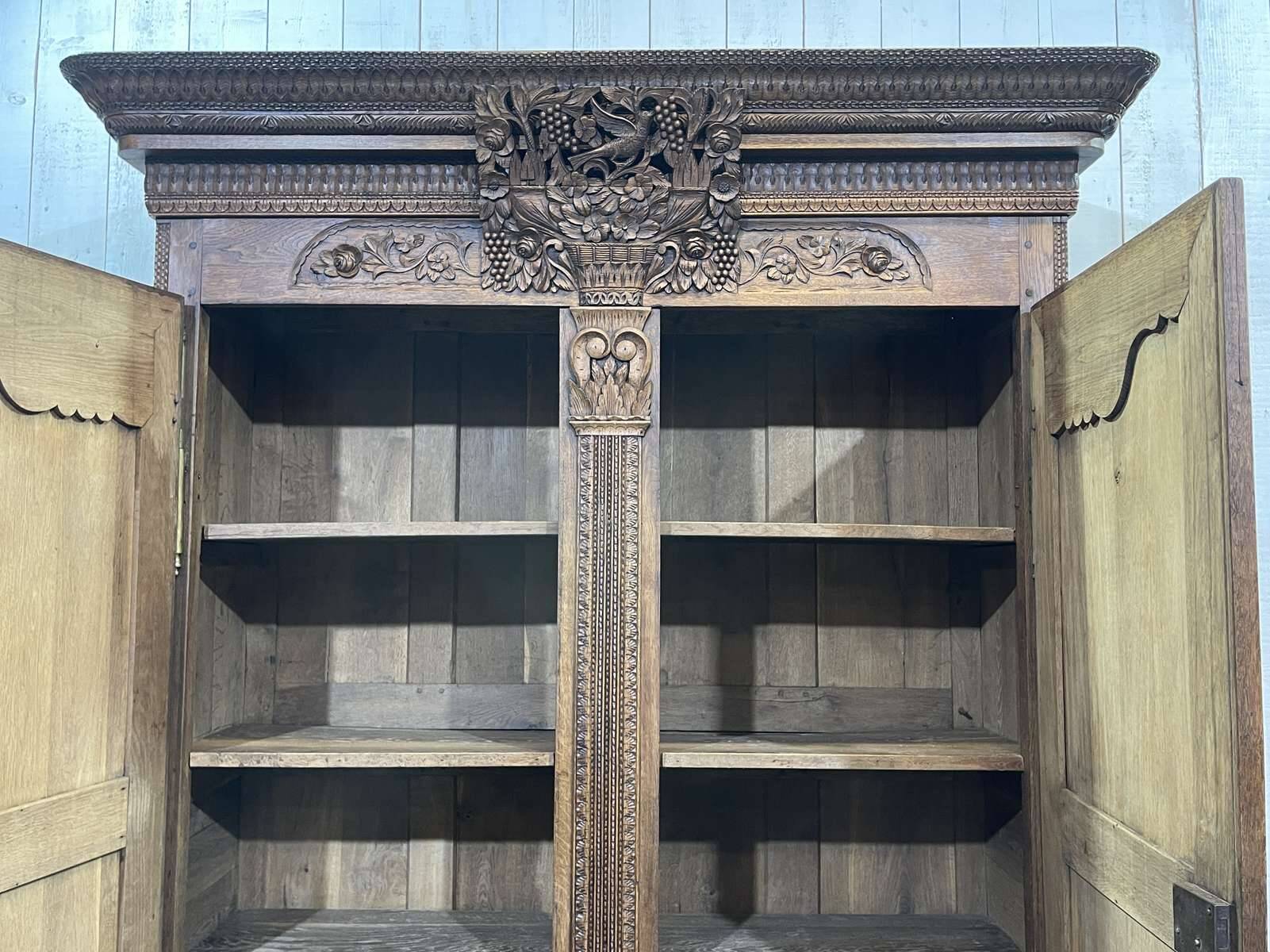 Armoire de mariage Normande sculptée en chêne clair du 19ème siècle