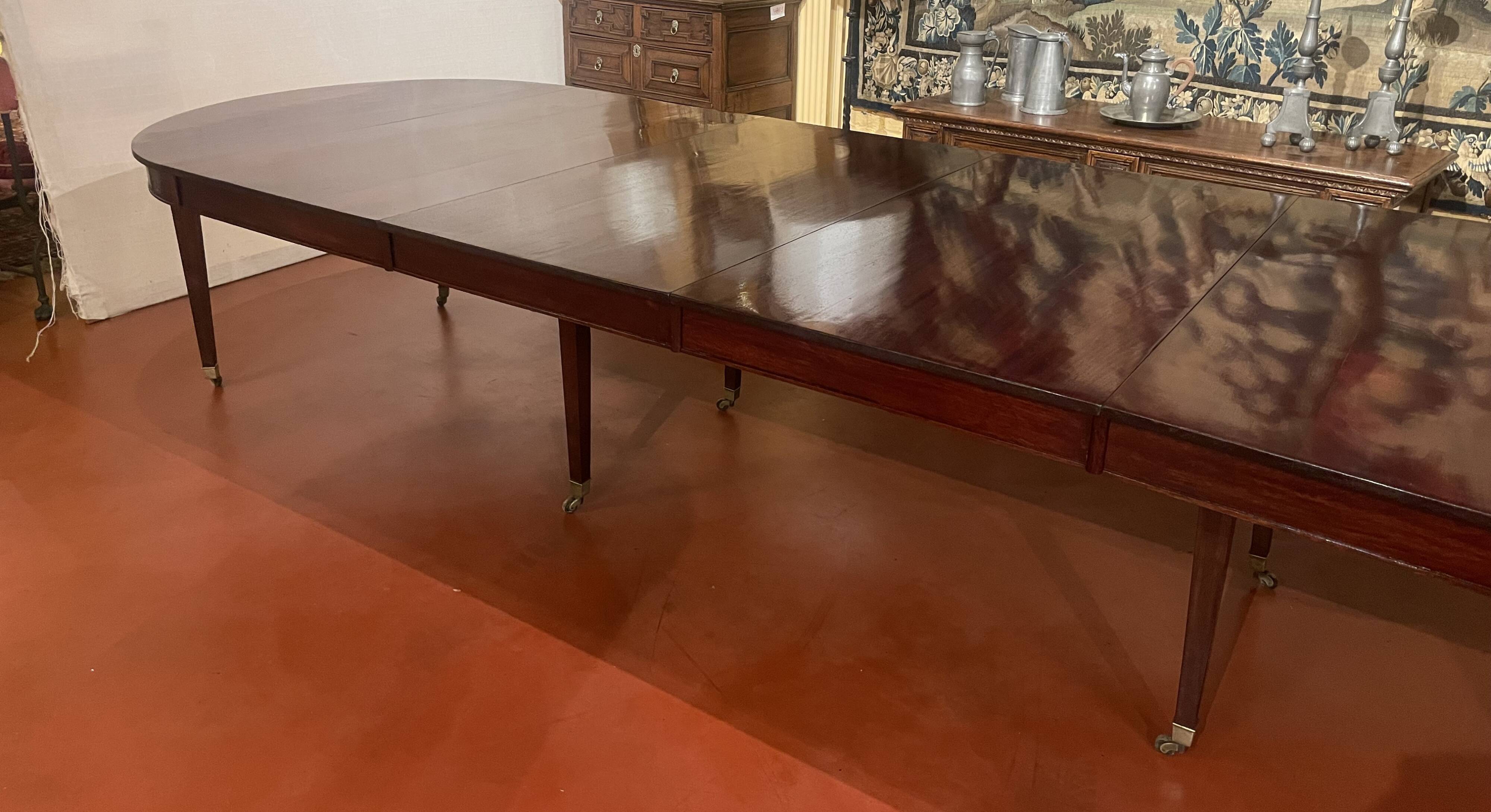 Directoire period extendable dining table in mahogany with a band.