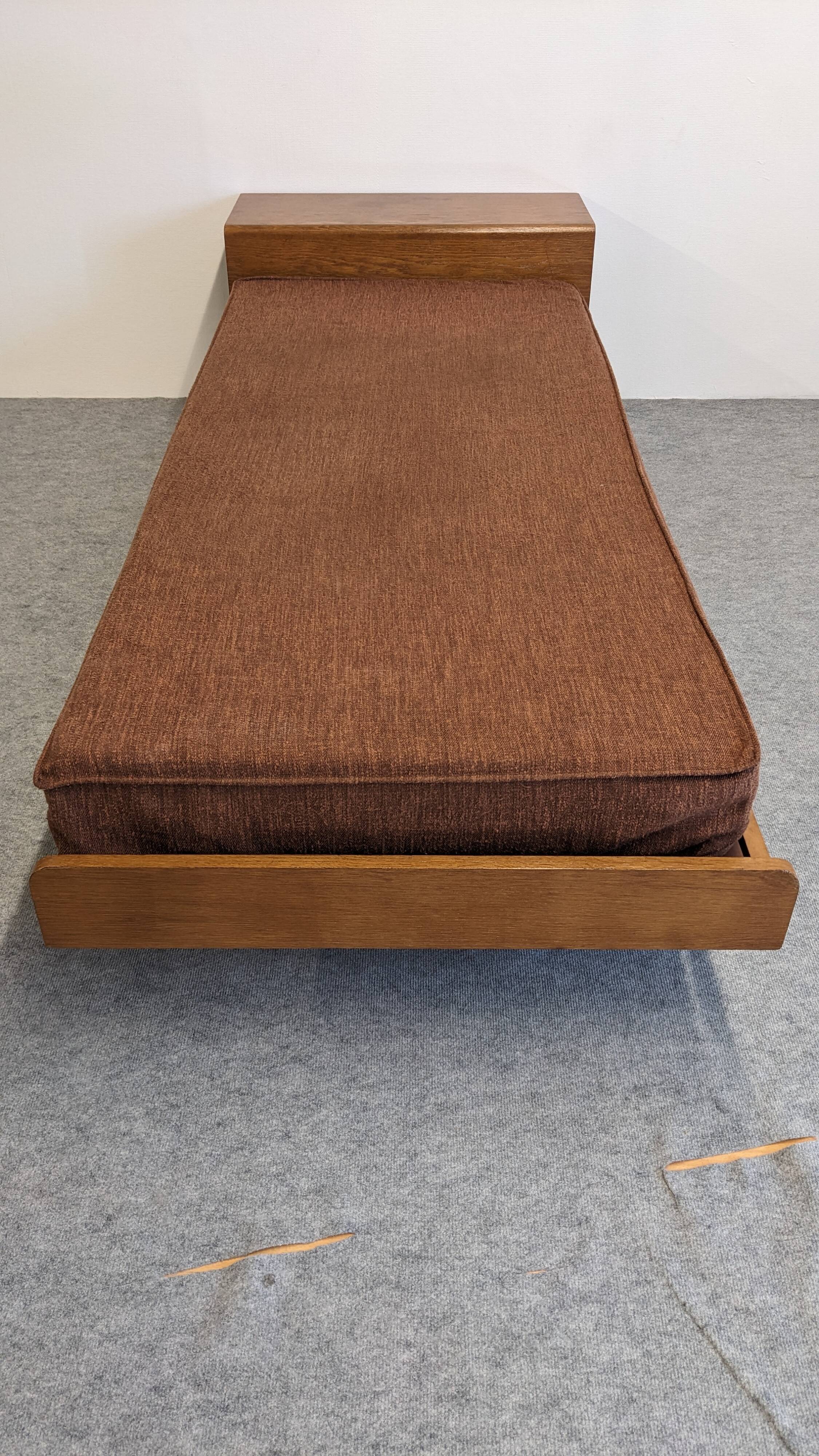 Daybed,  banquette ou lit de repos de style scandinave, France vers 1960
