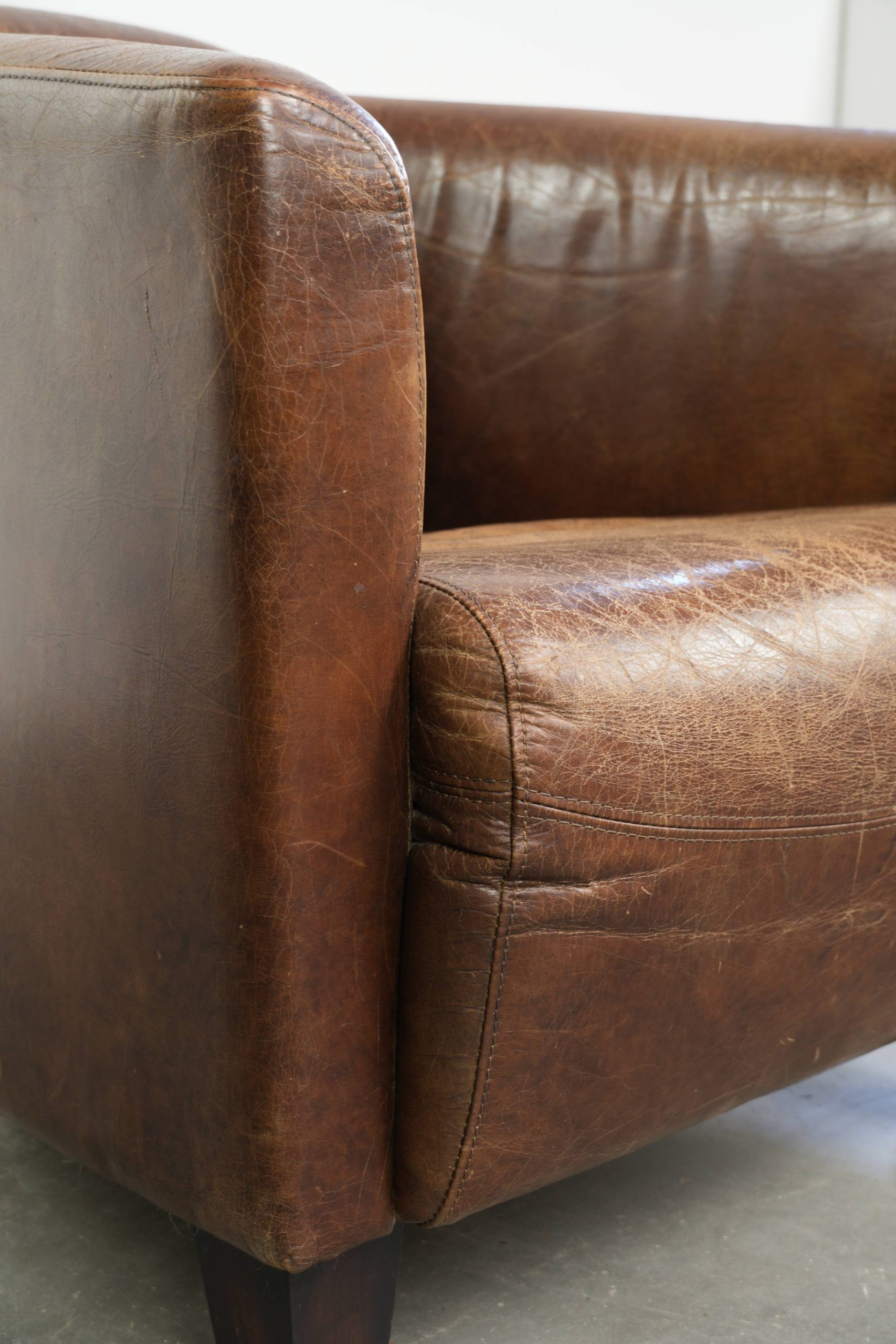 Fauteuil design aviateur en cuir de vache couleur cognac robuste