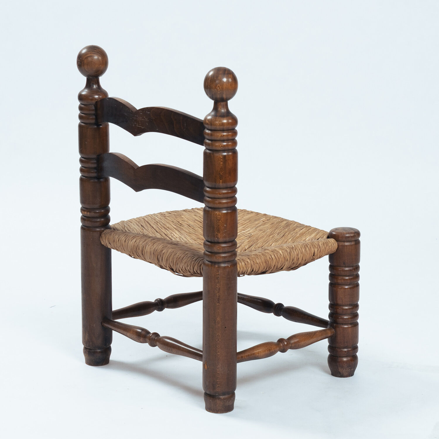 Chaise basse en bois avec assise en paille dans le style de Charles Dudouyt, années 1950