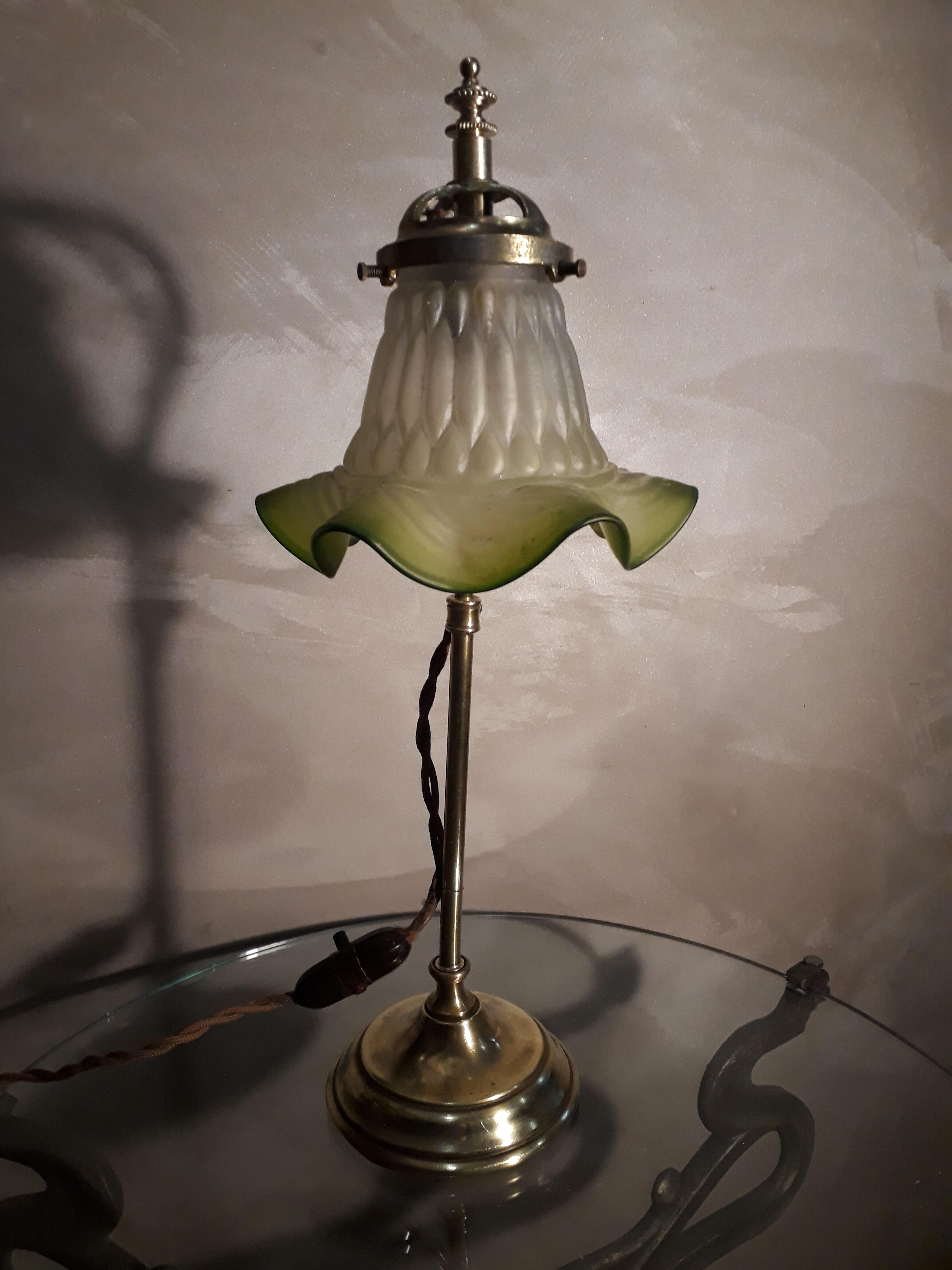 Reglable brass art deco style brass and green tulip cast glass 1920, h55xl17