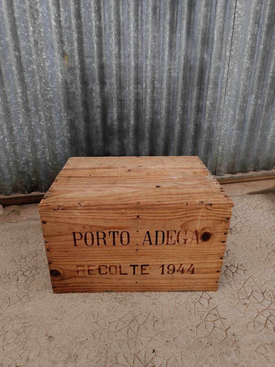 Old wooden crate Porto ADEGA