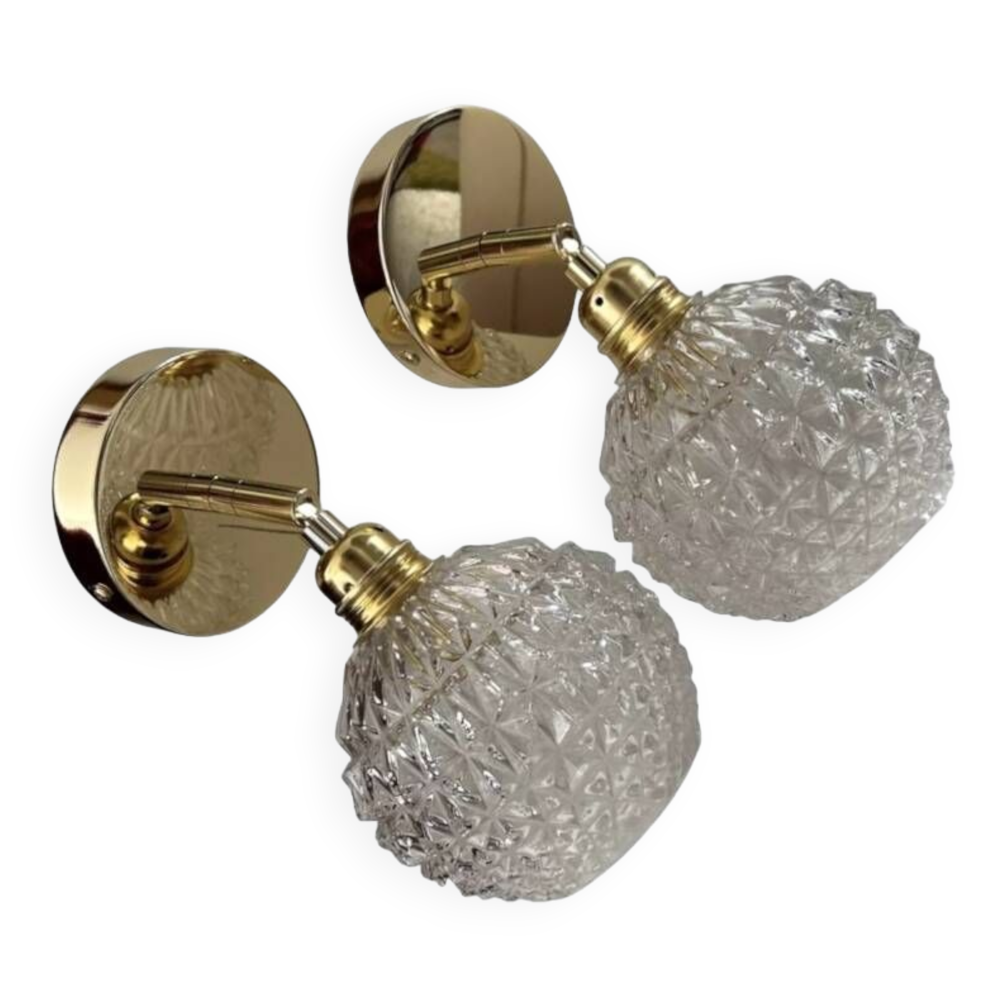 Paire d’appliques murales globes en verre ciselé