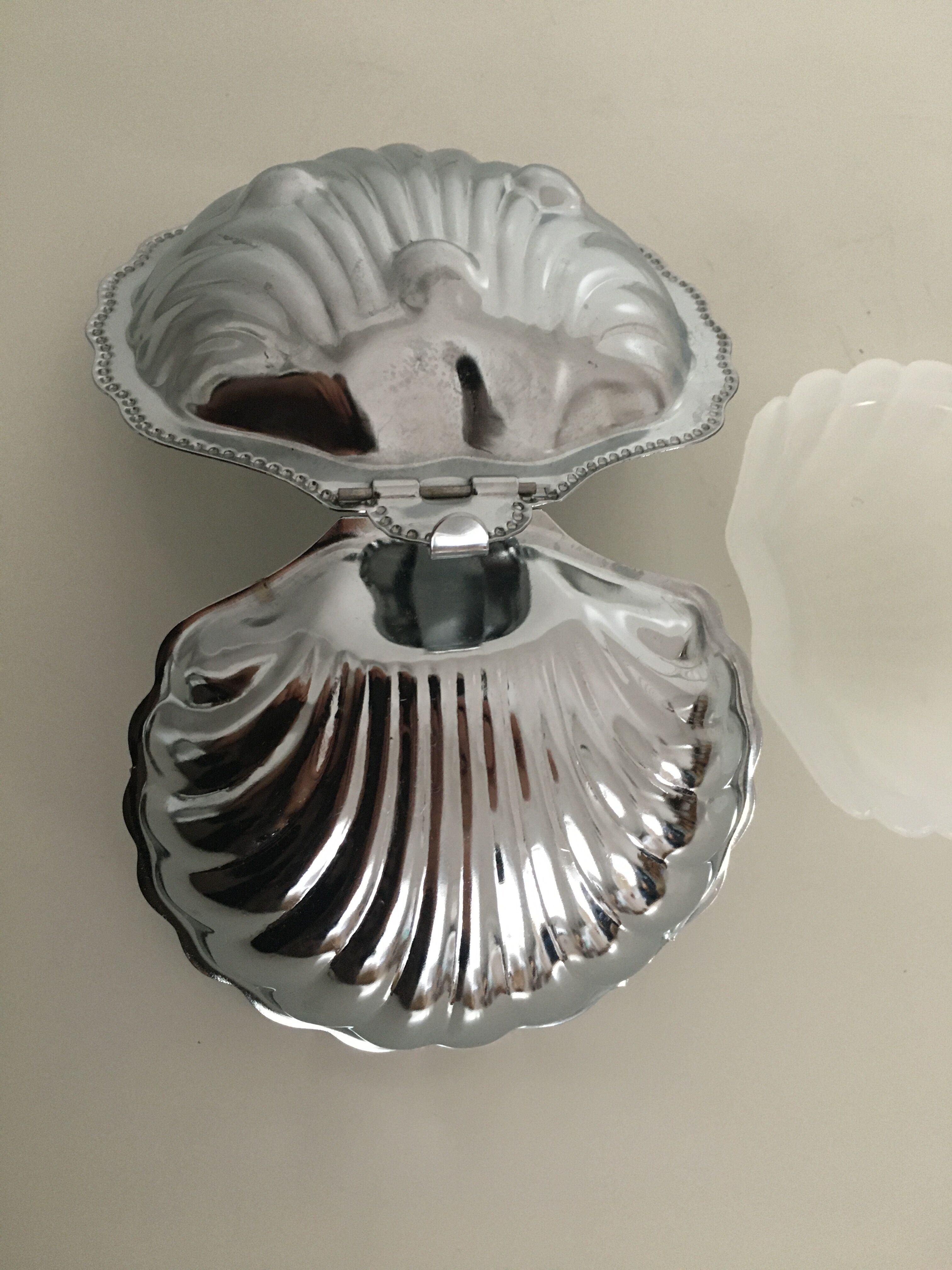 Empty chrome metal pockets shape scallops