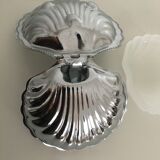 Empty chrome metal pockets shape scallops