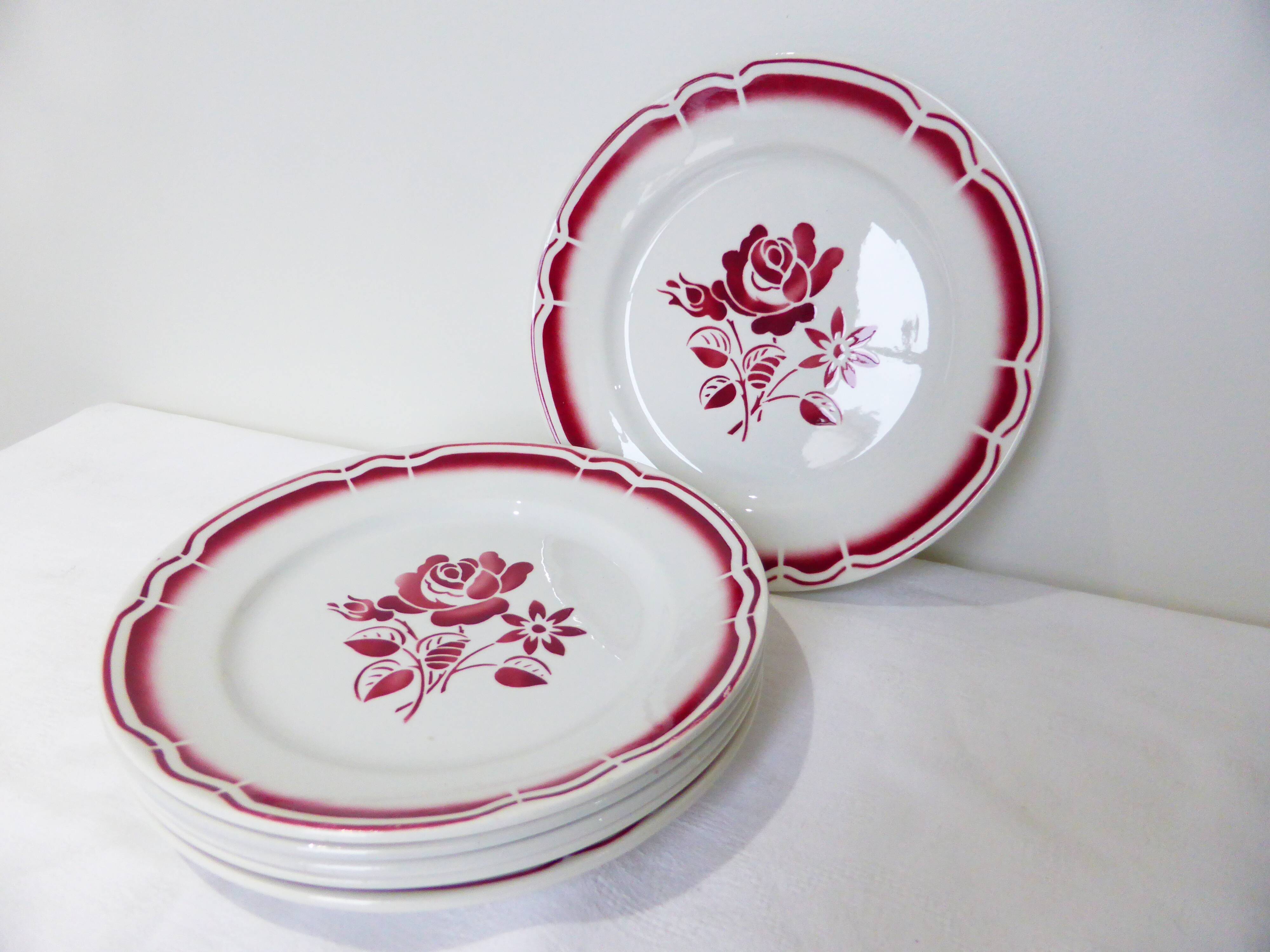6 flat plates with red flowers