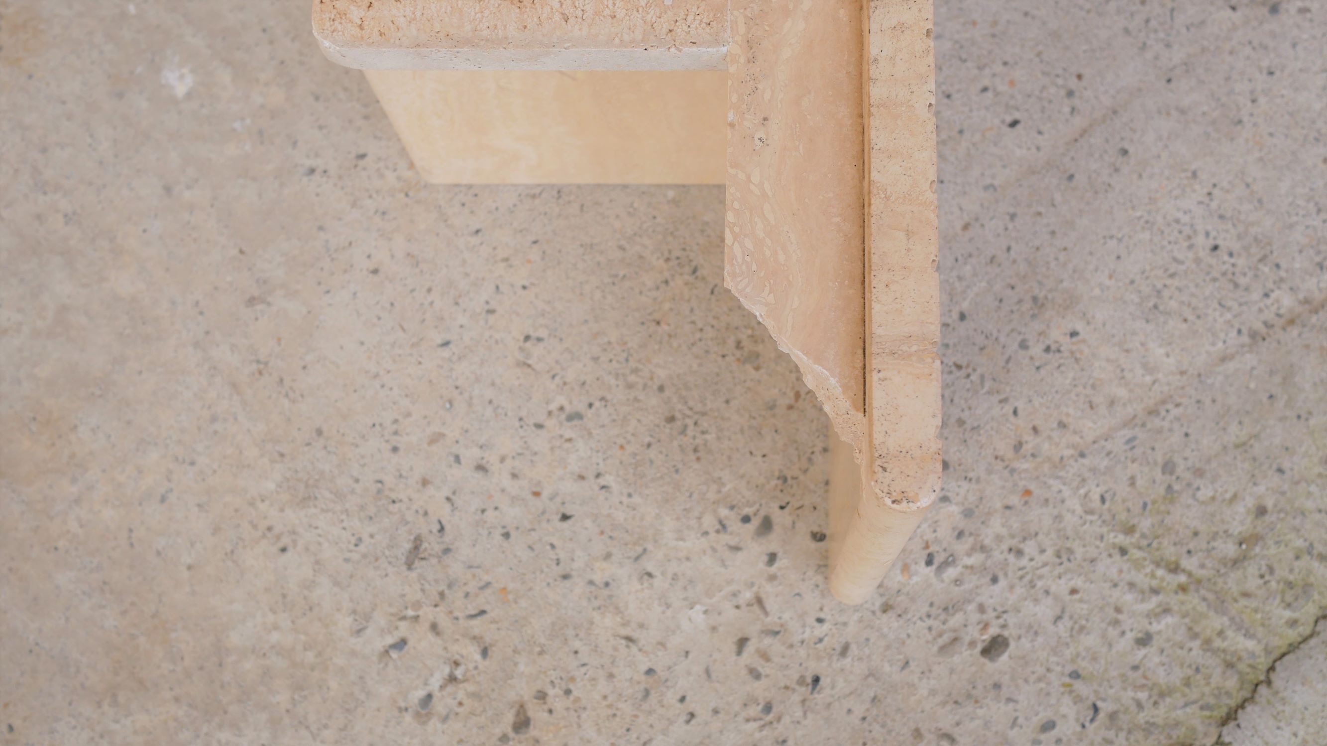 Table basse vintage en travertin par les éditions Roche Bobois
