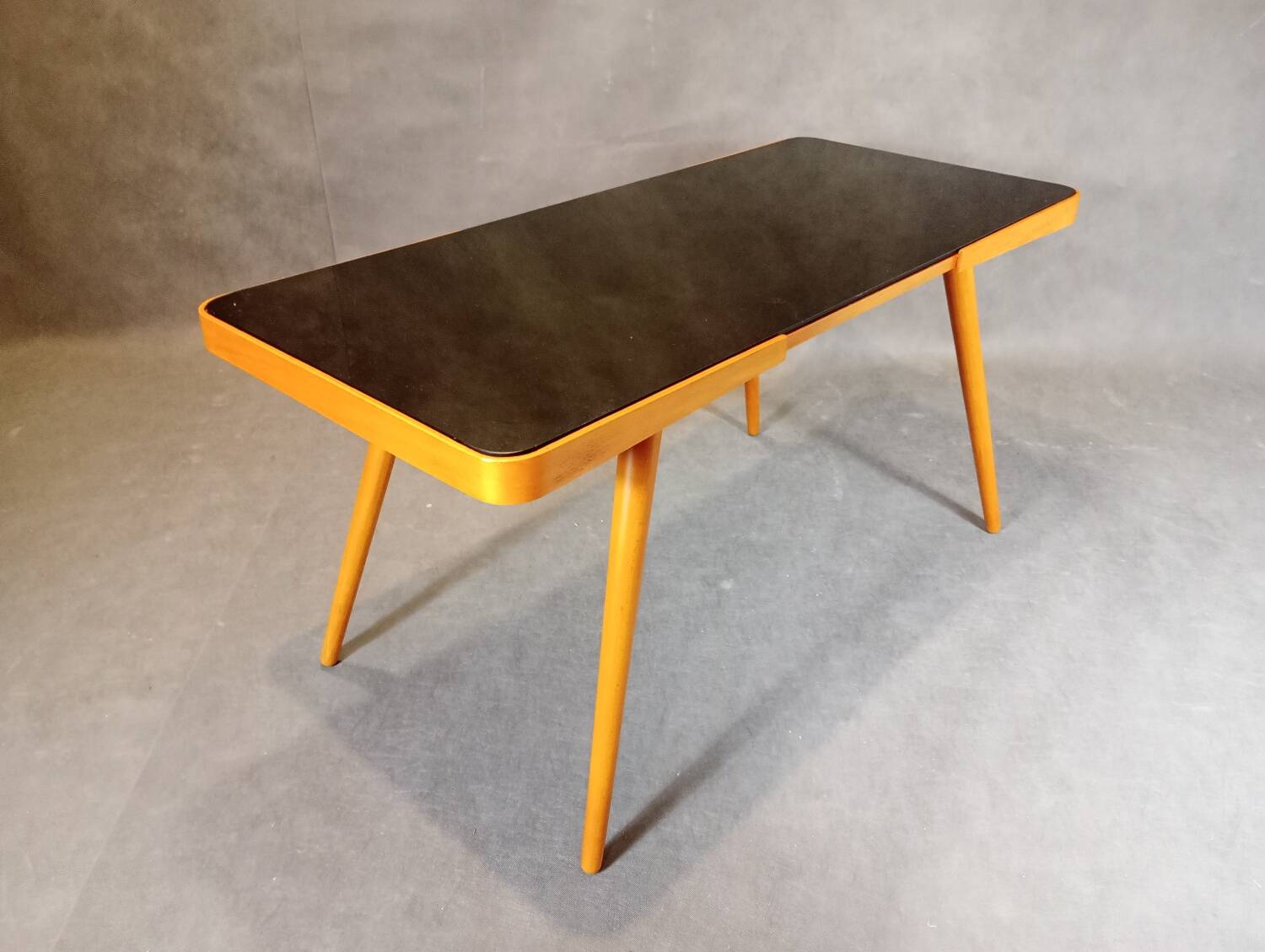 Table basse Jiri Jiroutek par Cesky Nabytok
