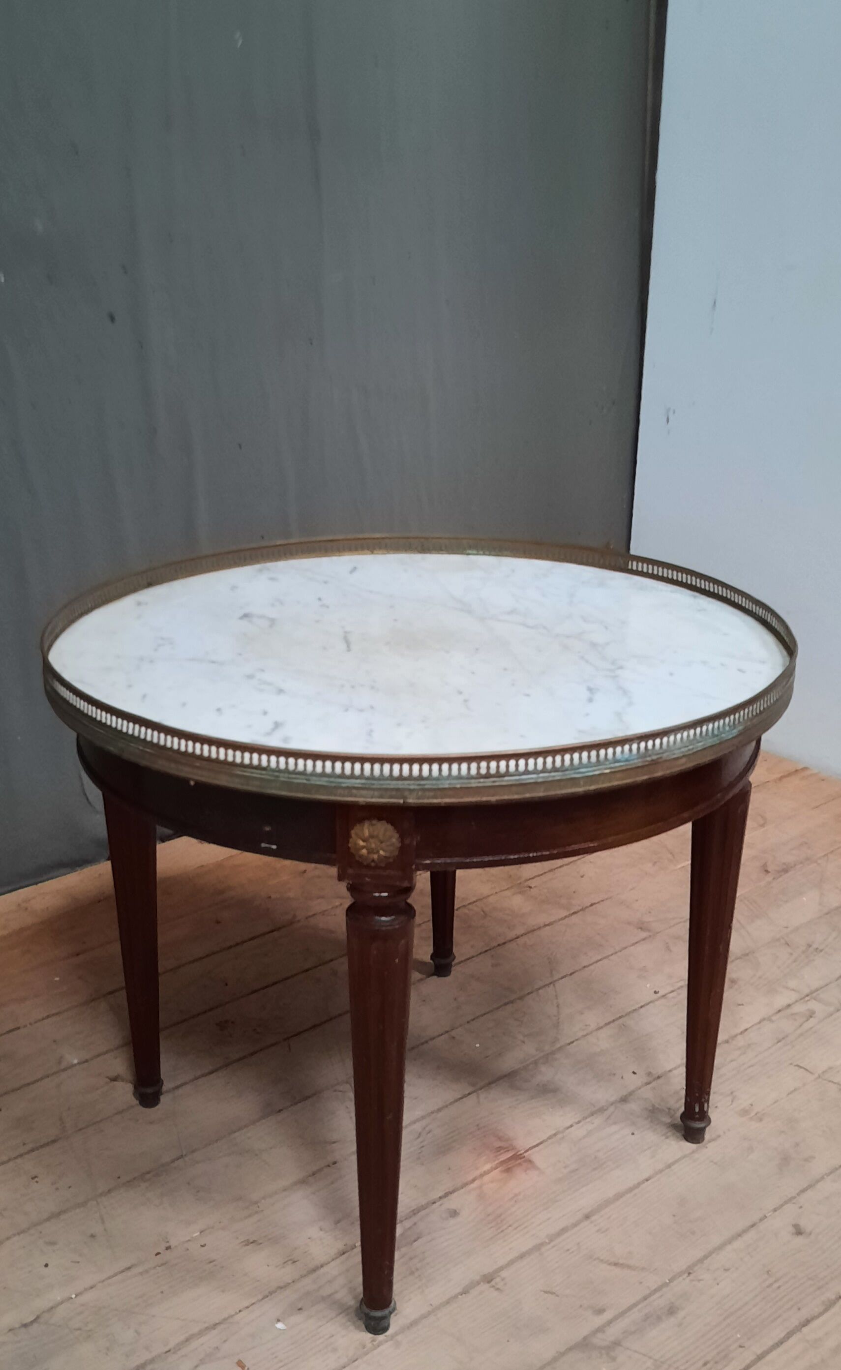 Tablr low dessu marble called "hot water bottle"