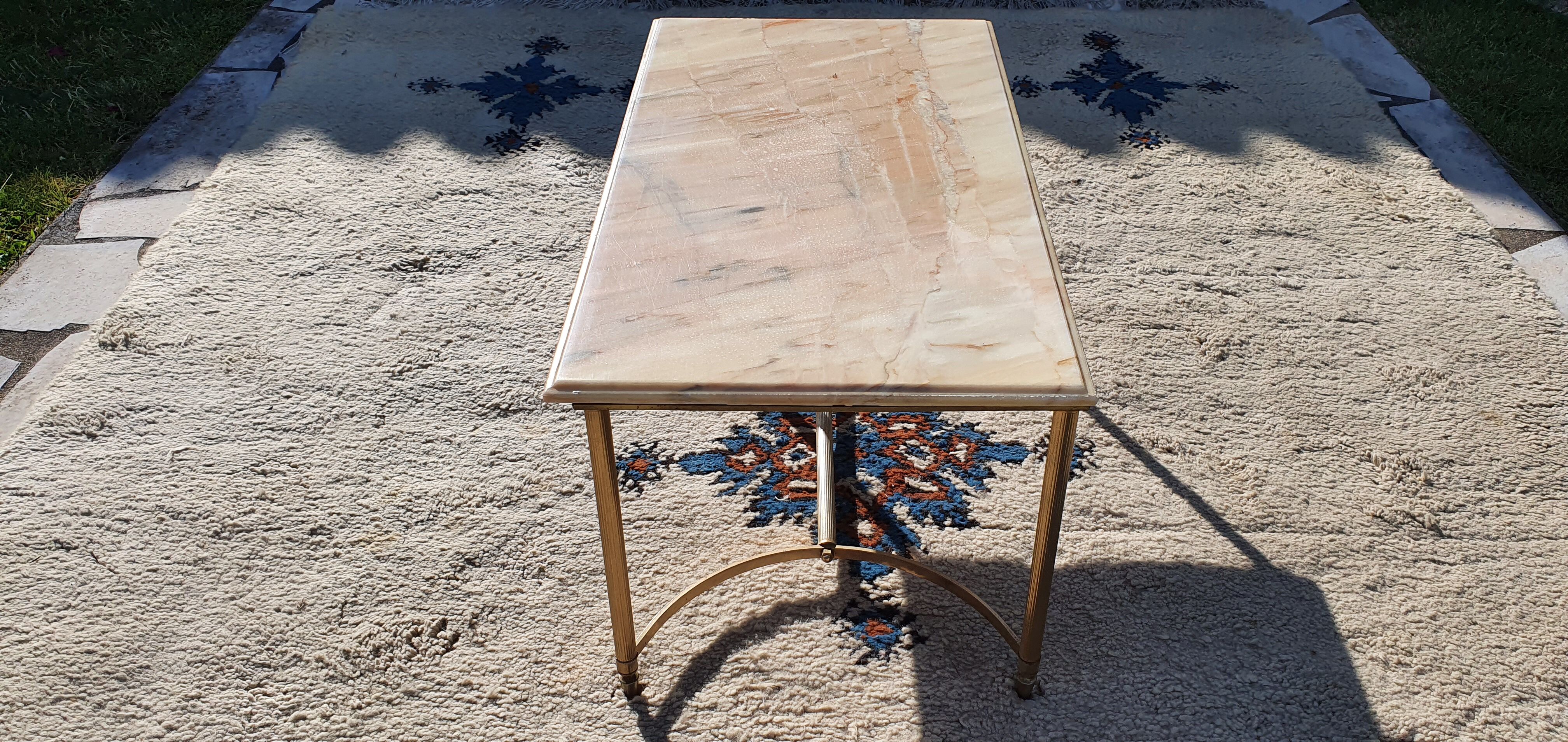 Living room table in gilded metal and marble.