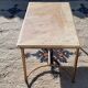 Table de salon en métal doré et marbre