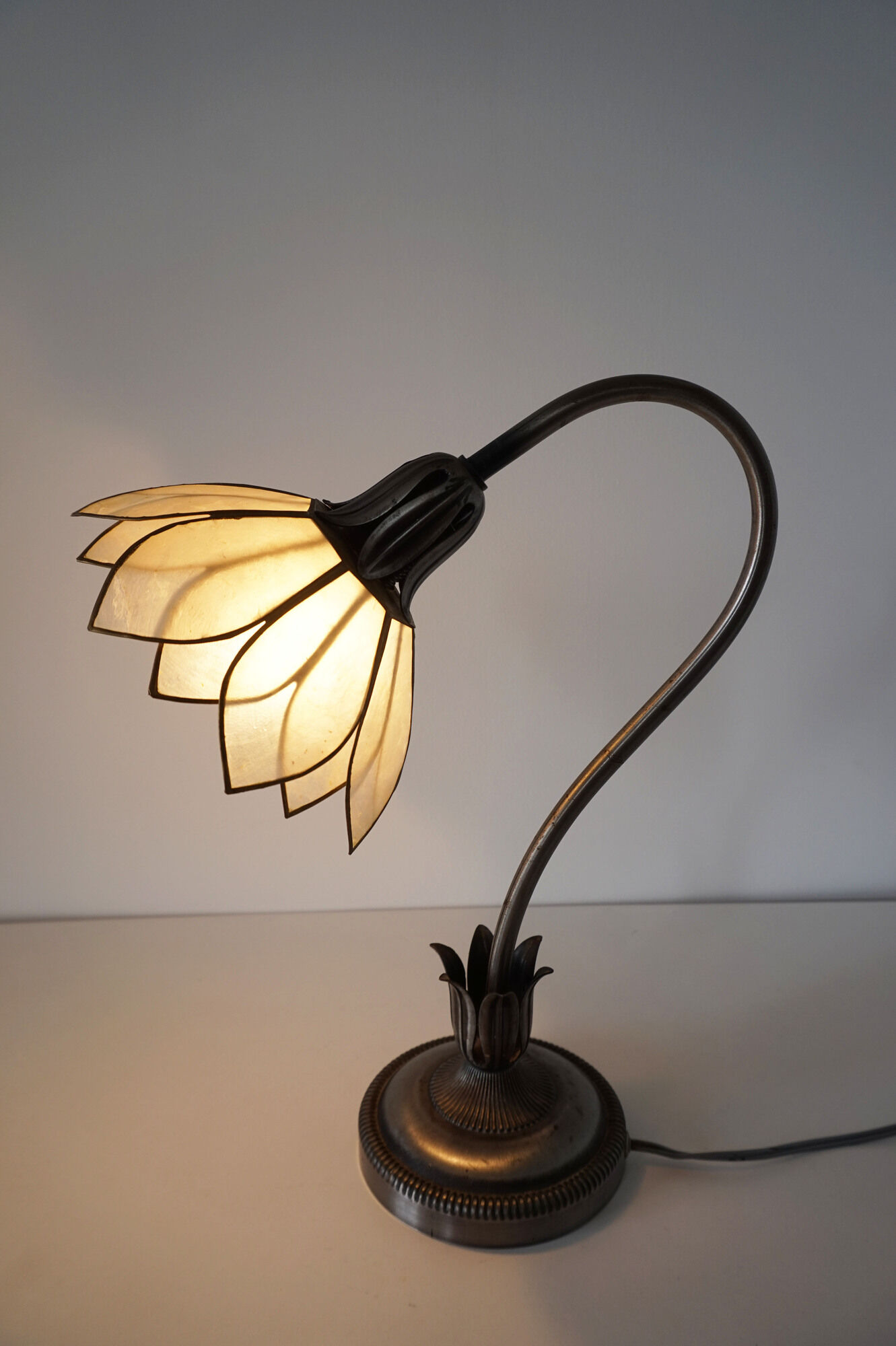 Metal flower lamp and ancient mother-of-pearl