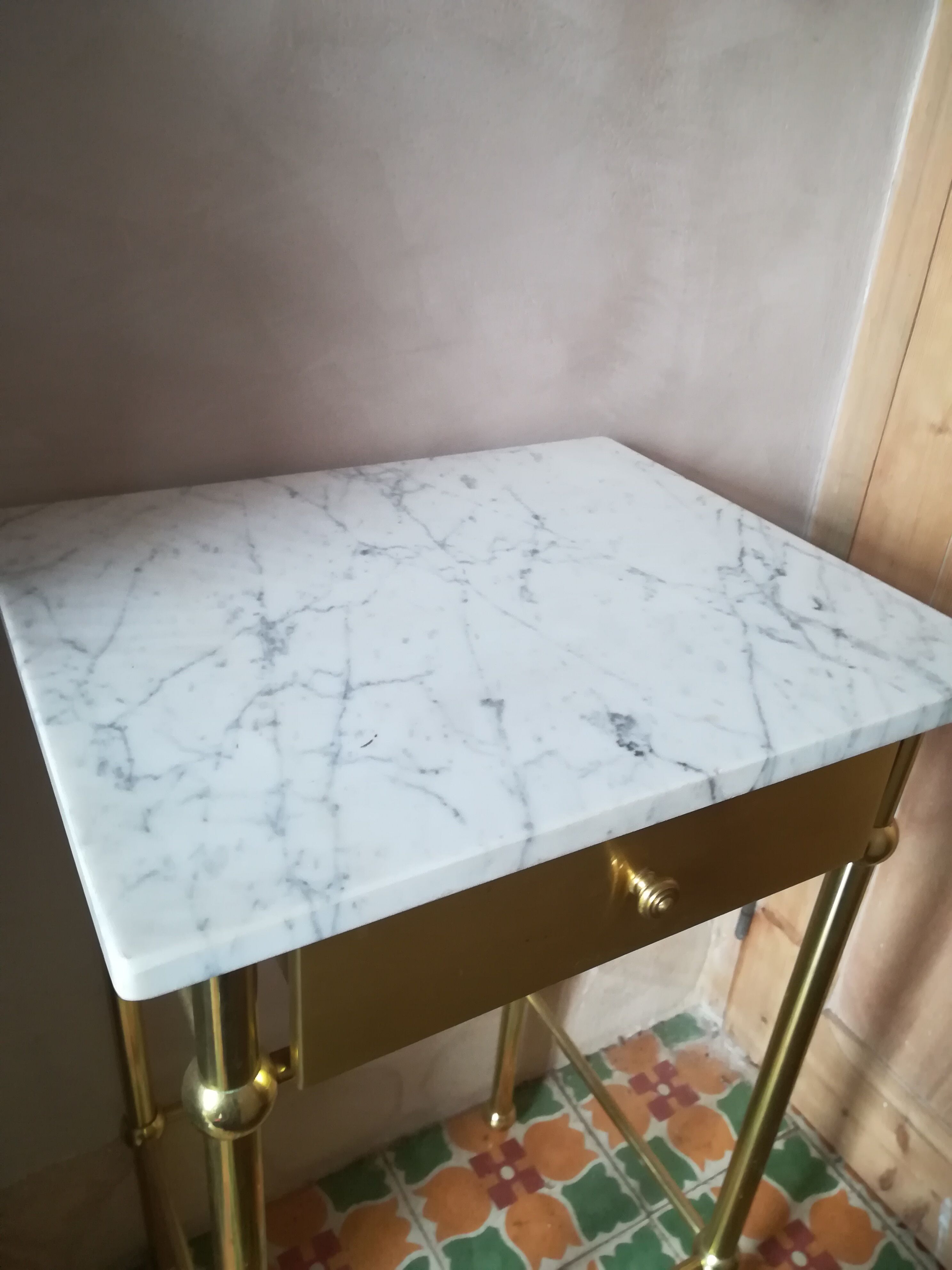 Table d'appoint en laiton et marbre