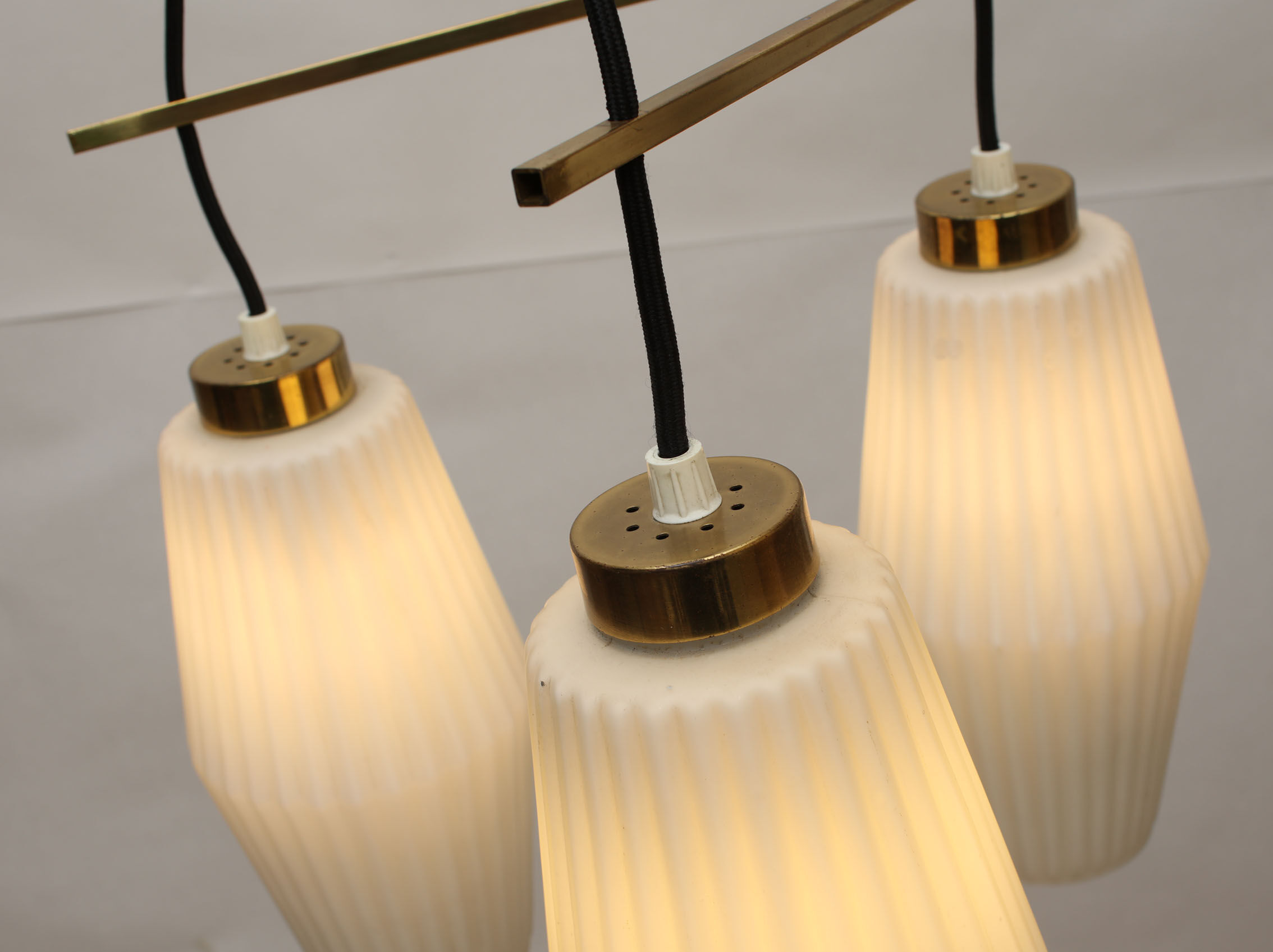1950s Italian triangle lamp in brass and opalglass