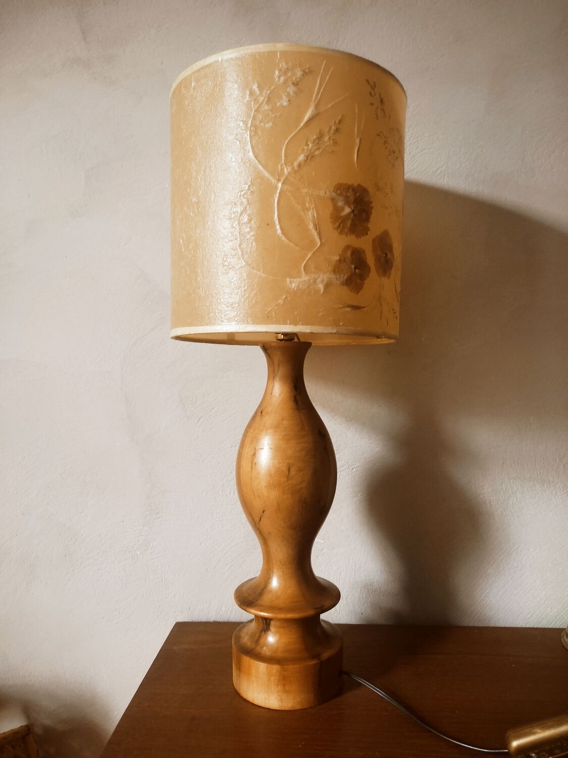 Blond wood lamp