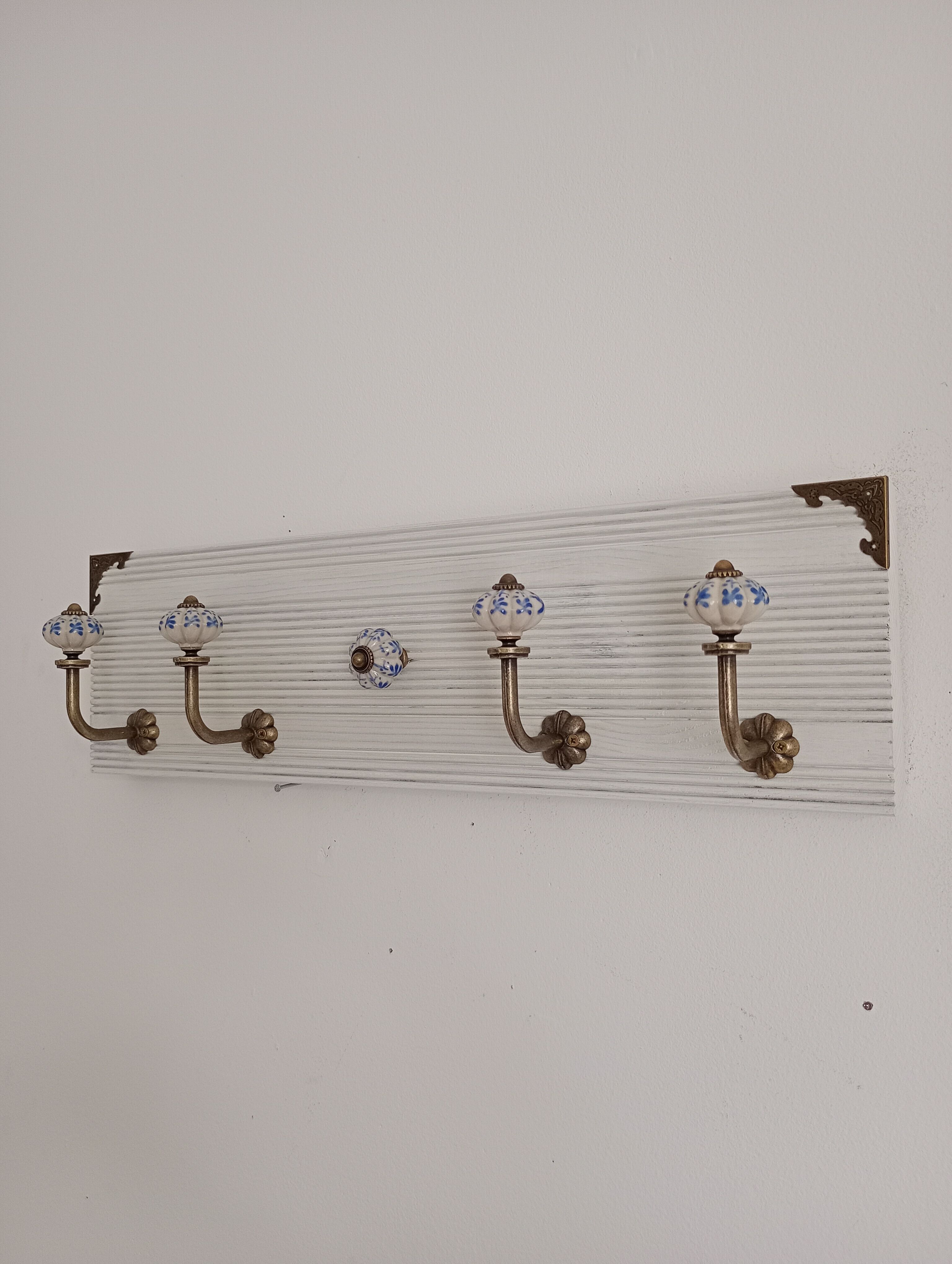 Wall-mounted coat rack 50 cm – 4 hooks and decorative central button