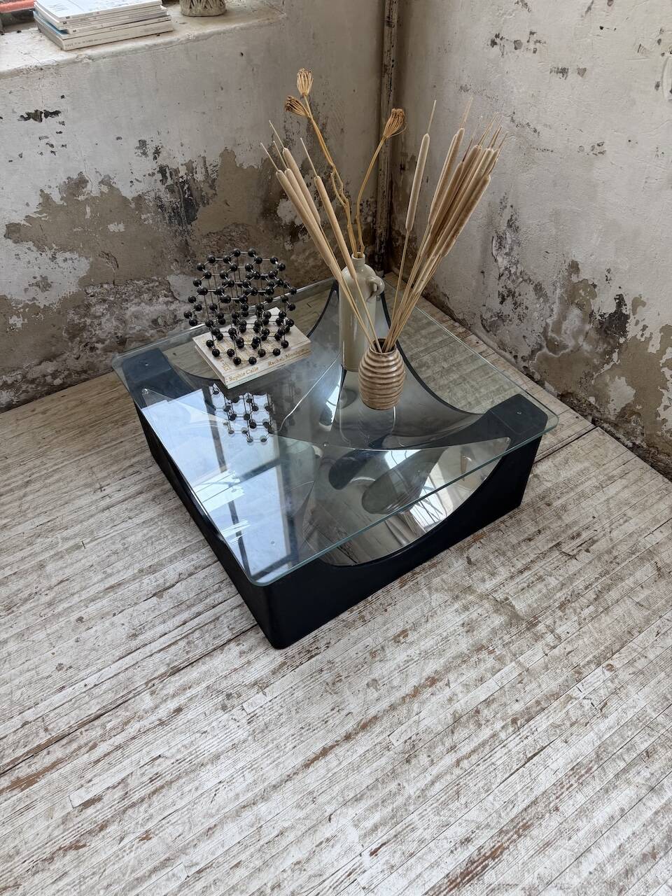 Table basse socle moulé et chrome, années 70