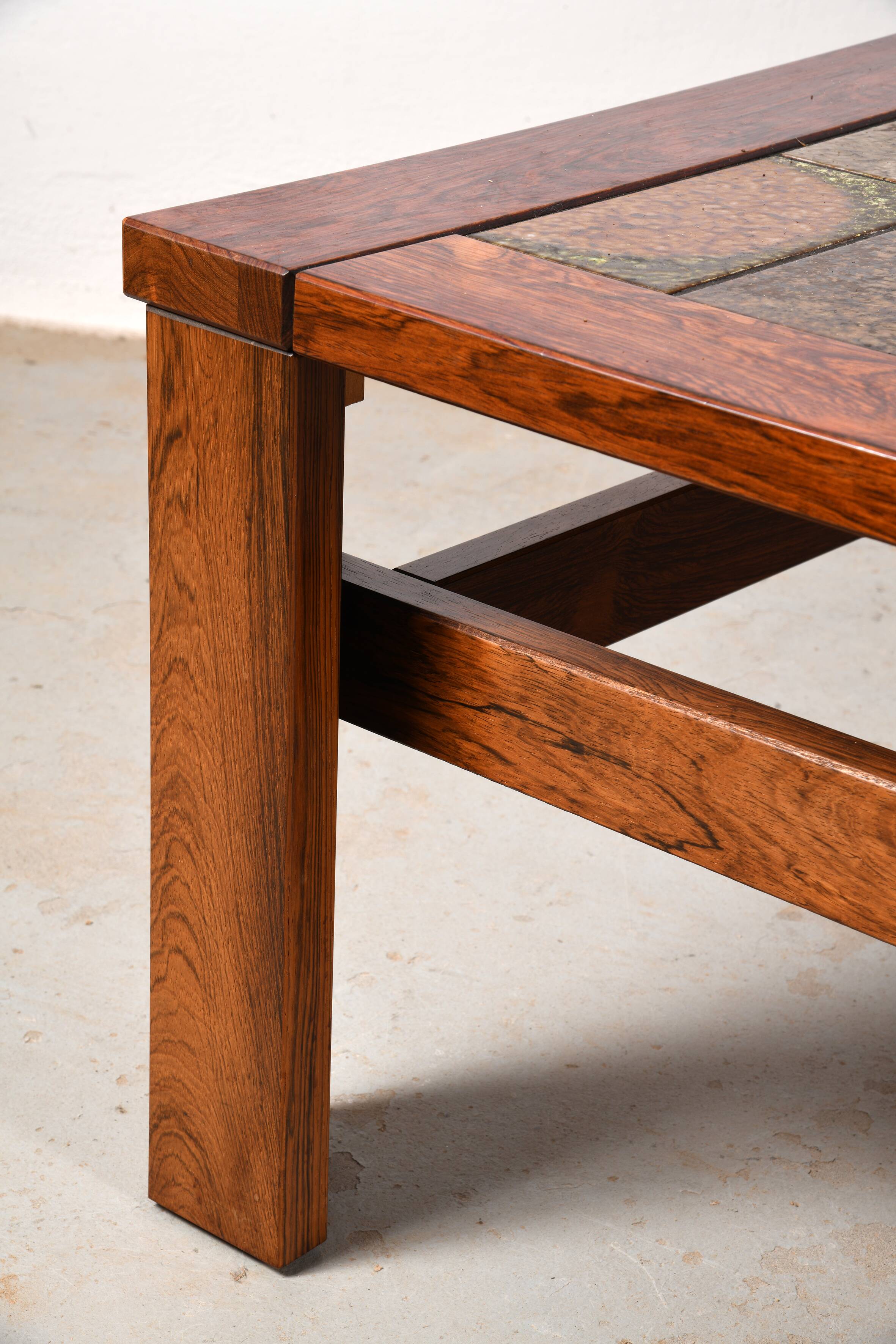 Scandinavian coffee table in rosewood and ceramic