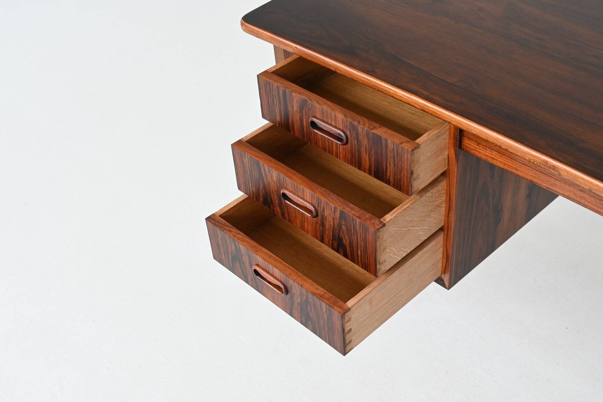 Svend Aage Madsen writing desk in rosewood H.P. Hansen Denmark 1960