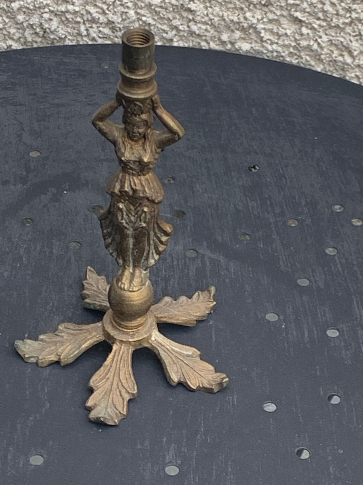 Foot of lamp statuette woman in regulates art deco