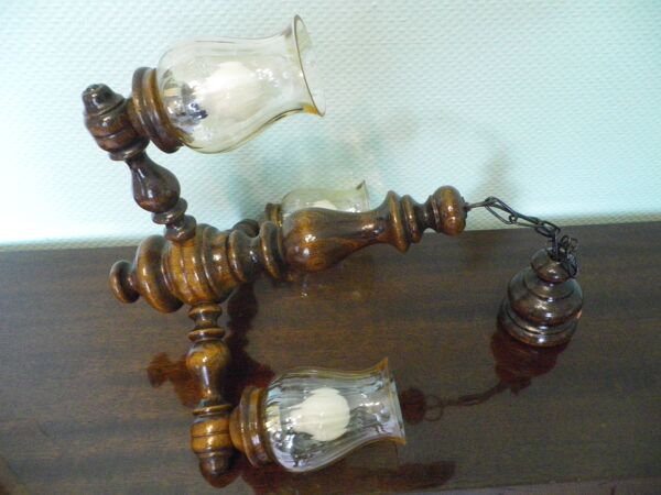 Suspension 3 feux, bois tourné verni, abat jour tulipe ambré, 1970s