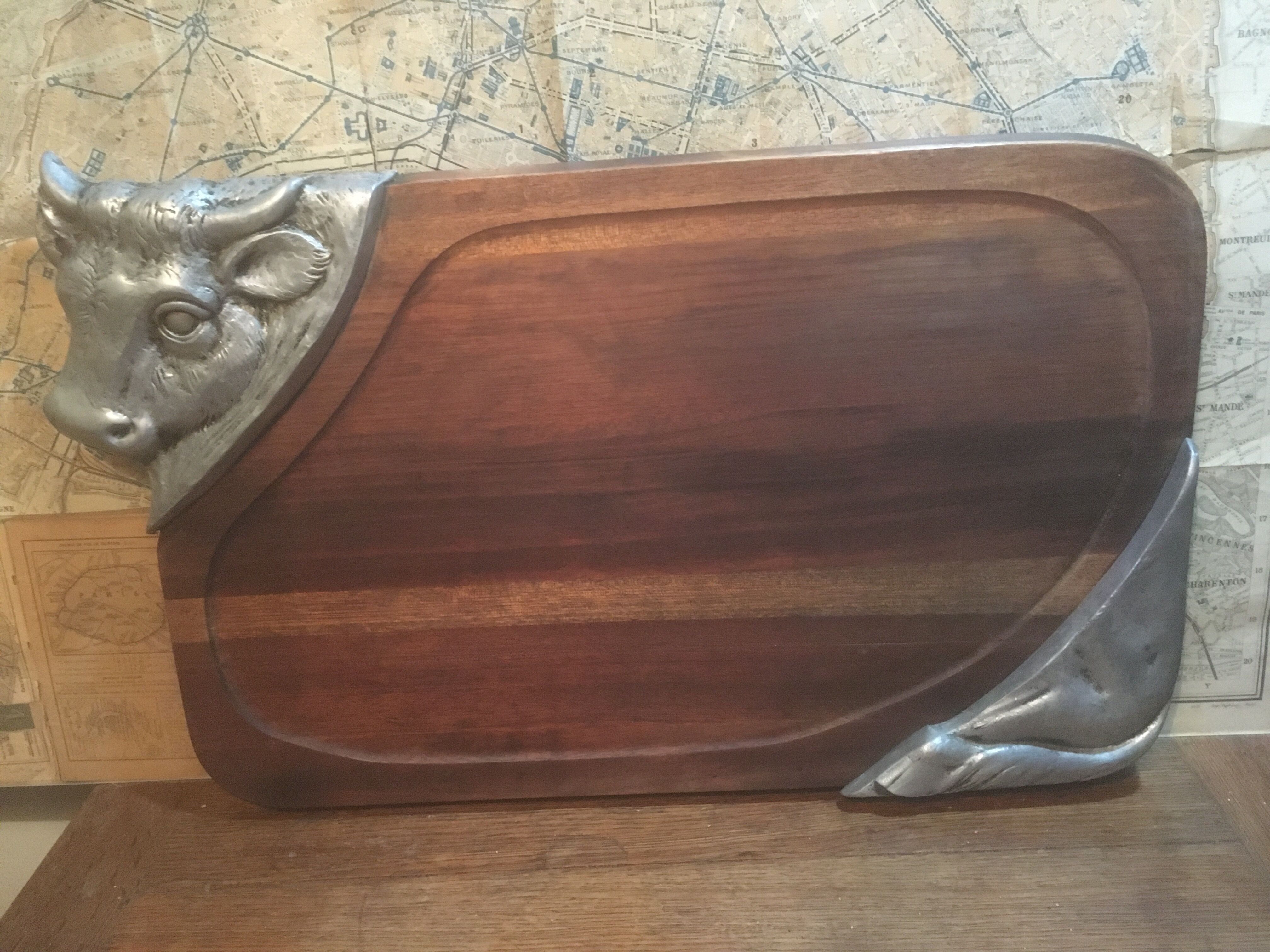 Planche à découper Boeuf bois et étain (1970)