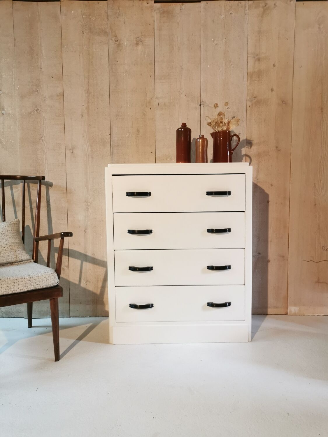 White chest of drawers