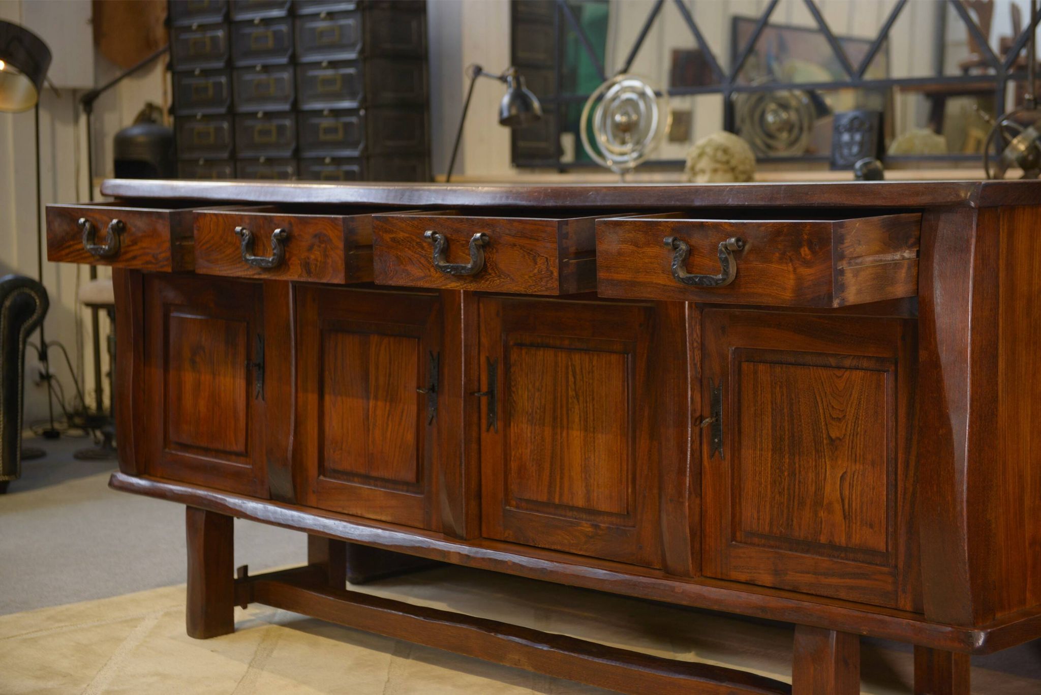 Buffet brutaliste en orme par Aranjou 1950