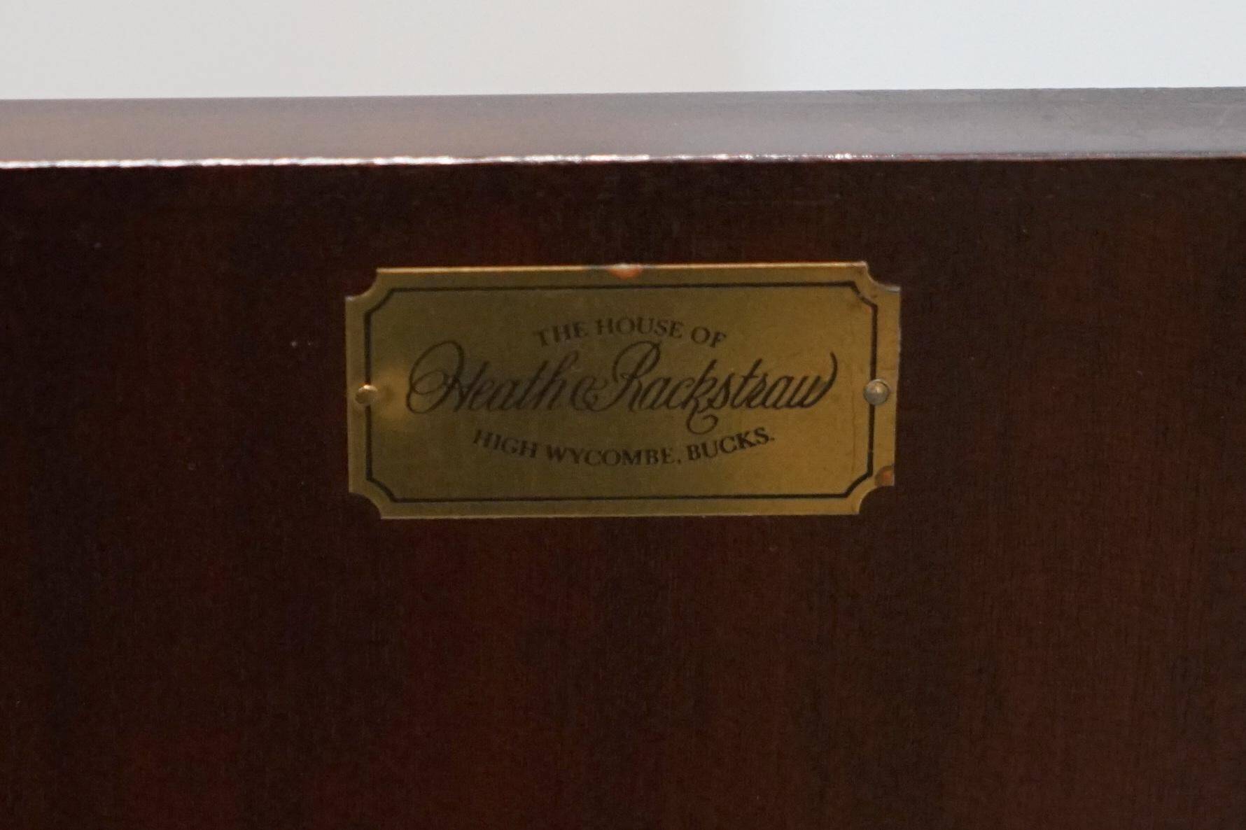 Cabinet à boissons flammé en acajou et satin style Sheraton Revival
