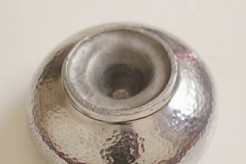 Hammered aluminum ashtray with lid for cigars and cigarettes