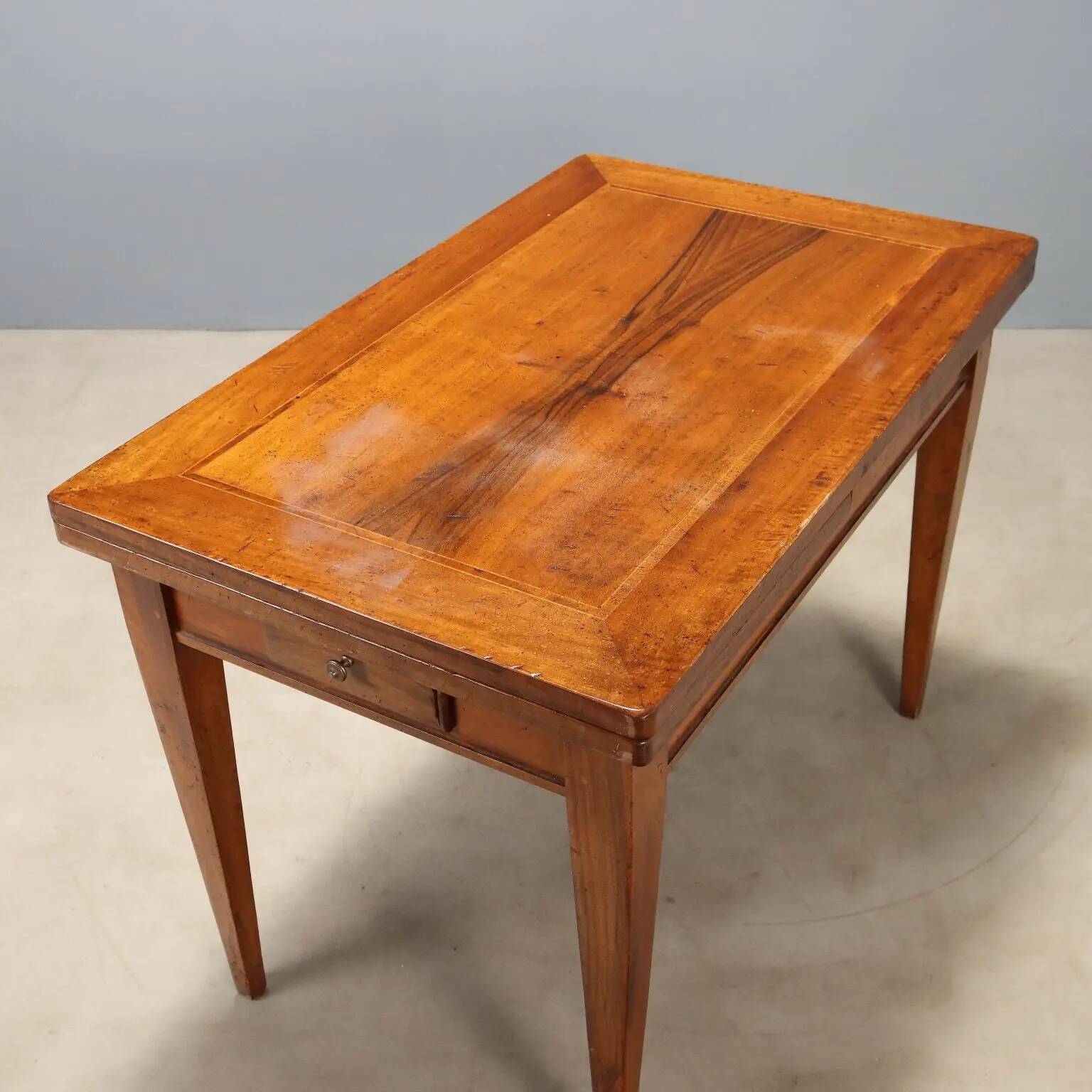 Table ancienne style Directoire en noyer et érable, Italie, XXe siècle