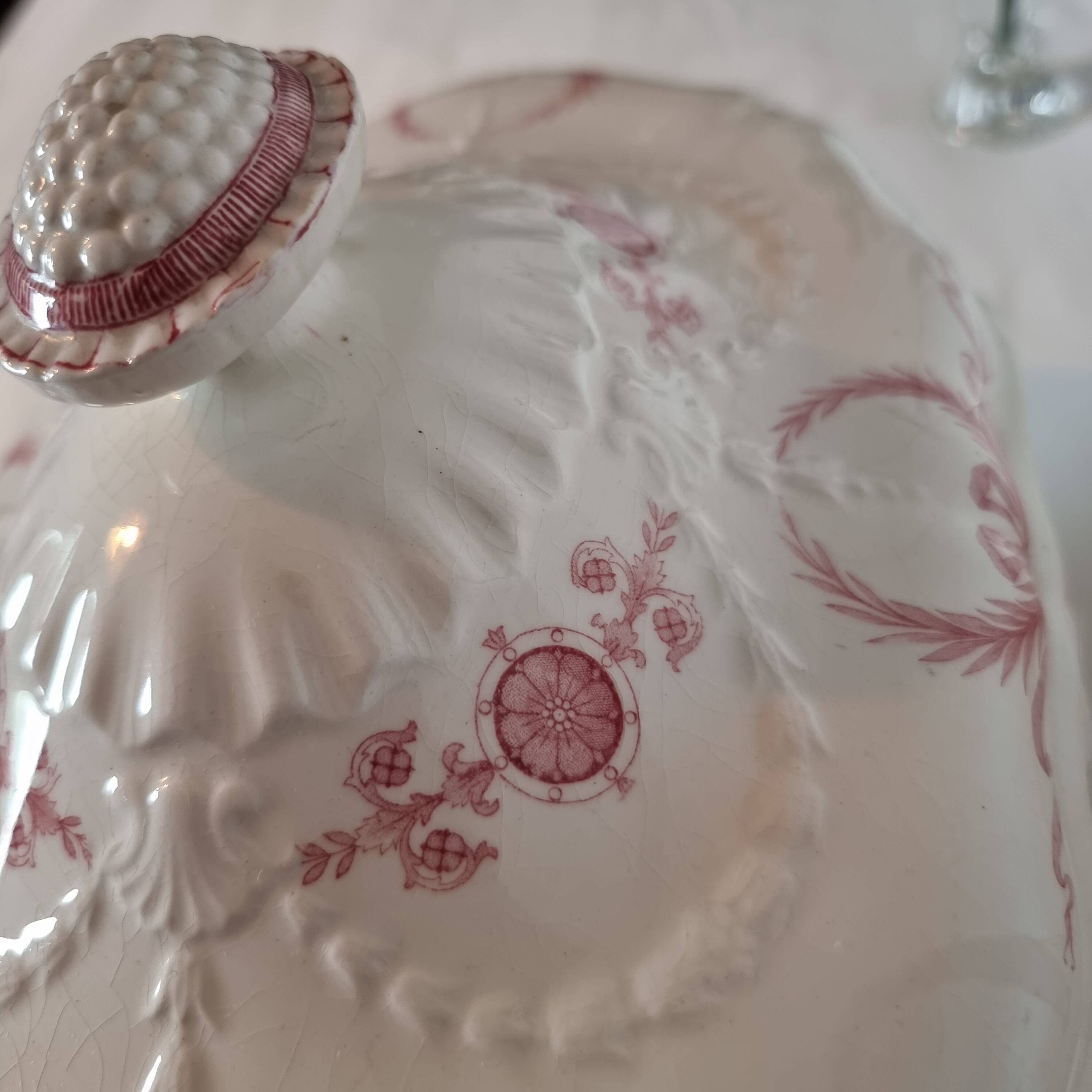 Superb and large English porcelain soup tureen by Minton (19th century)