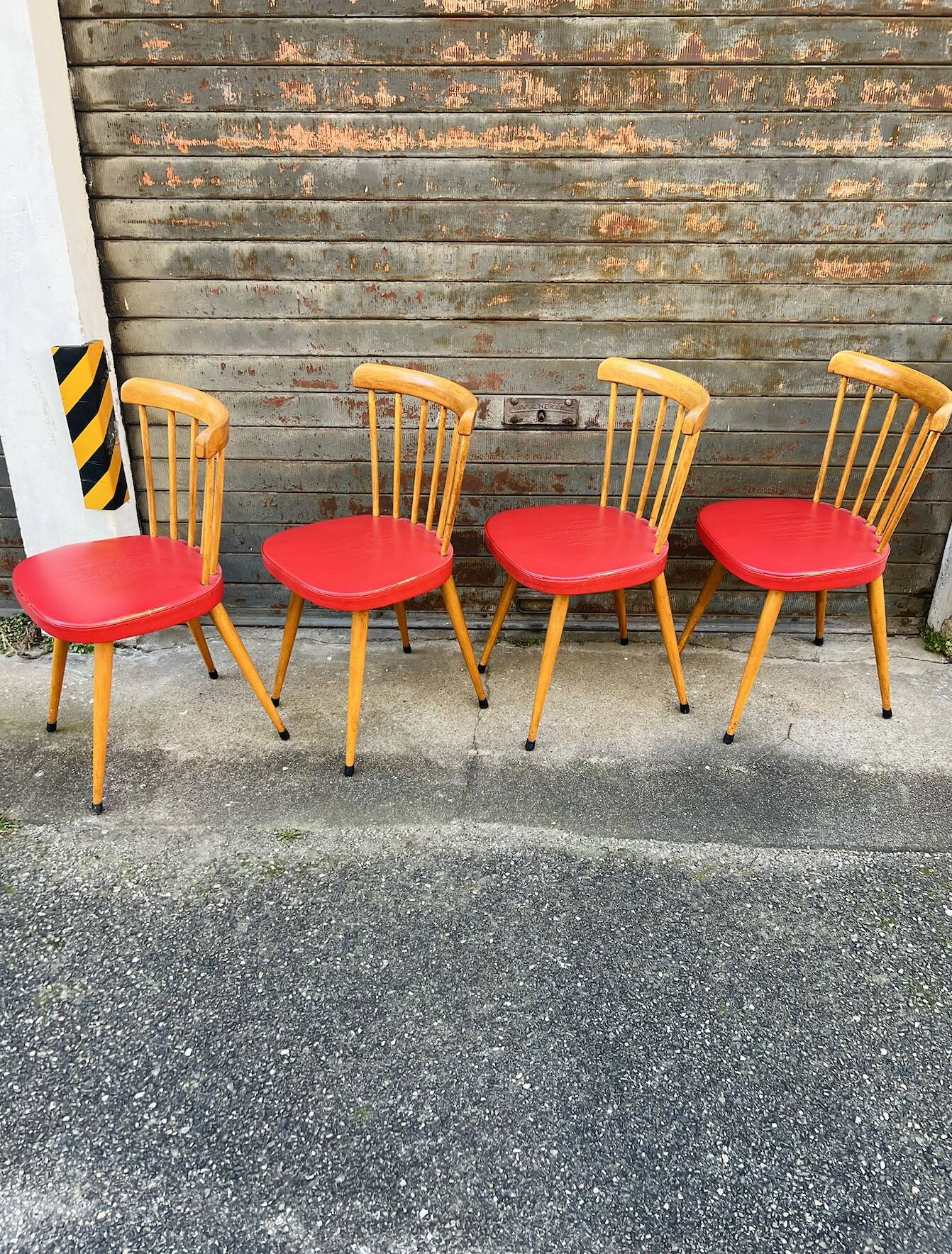 (Lot) 4 beautiful compass-legged chairs from the 60s/70s.