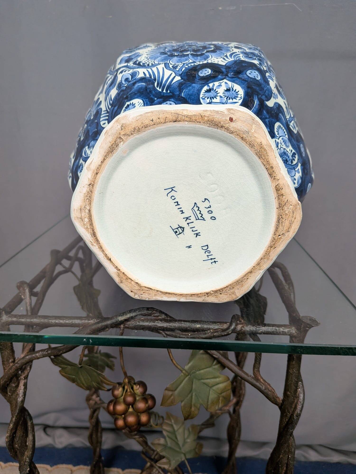 Royal Delft vase. Hand-painted.