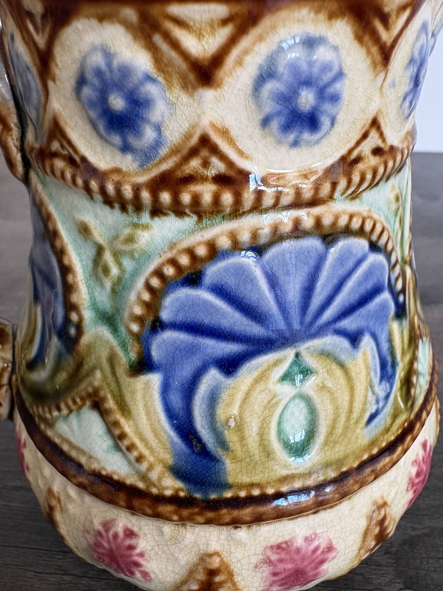 Ancien pichet barbotine Art Nouveau