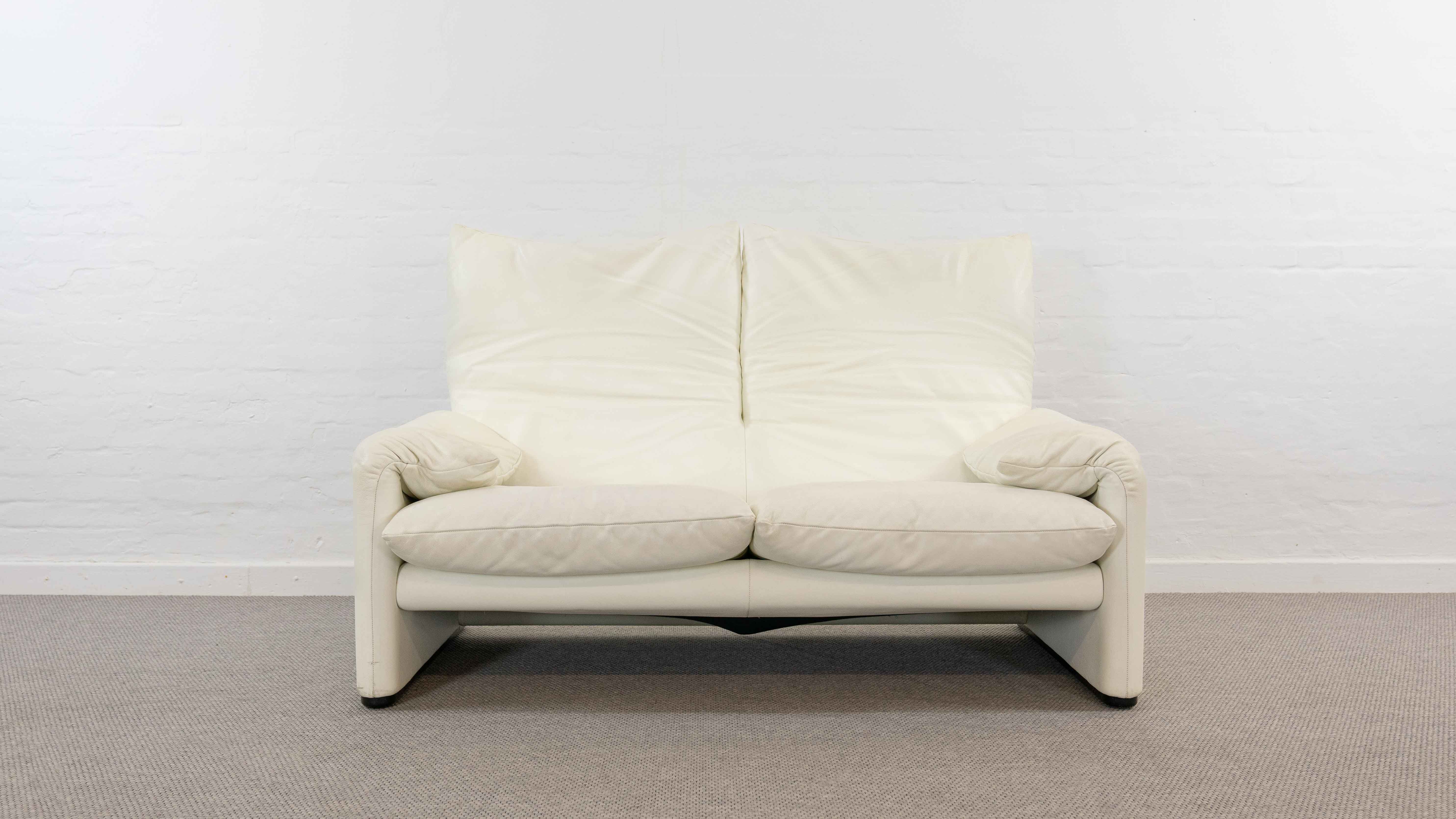 Maralunga 2-seater sofa in white leather by Vico Magistretti for Cassina