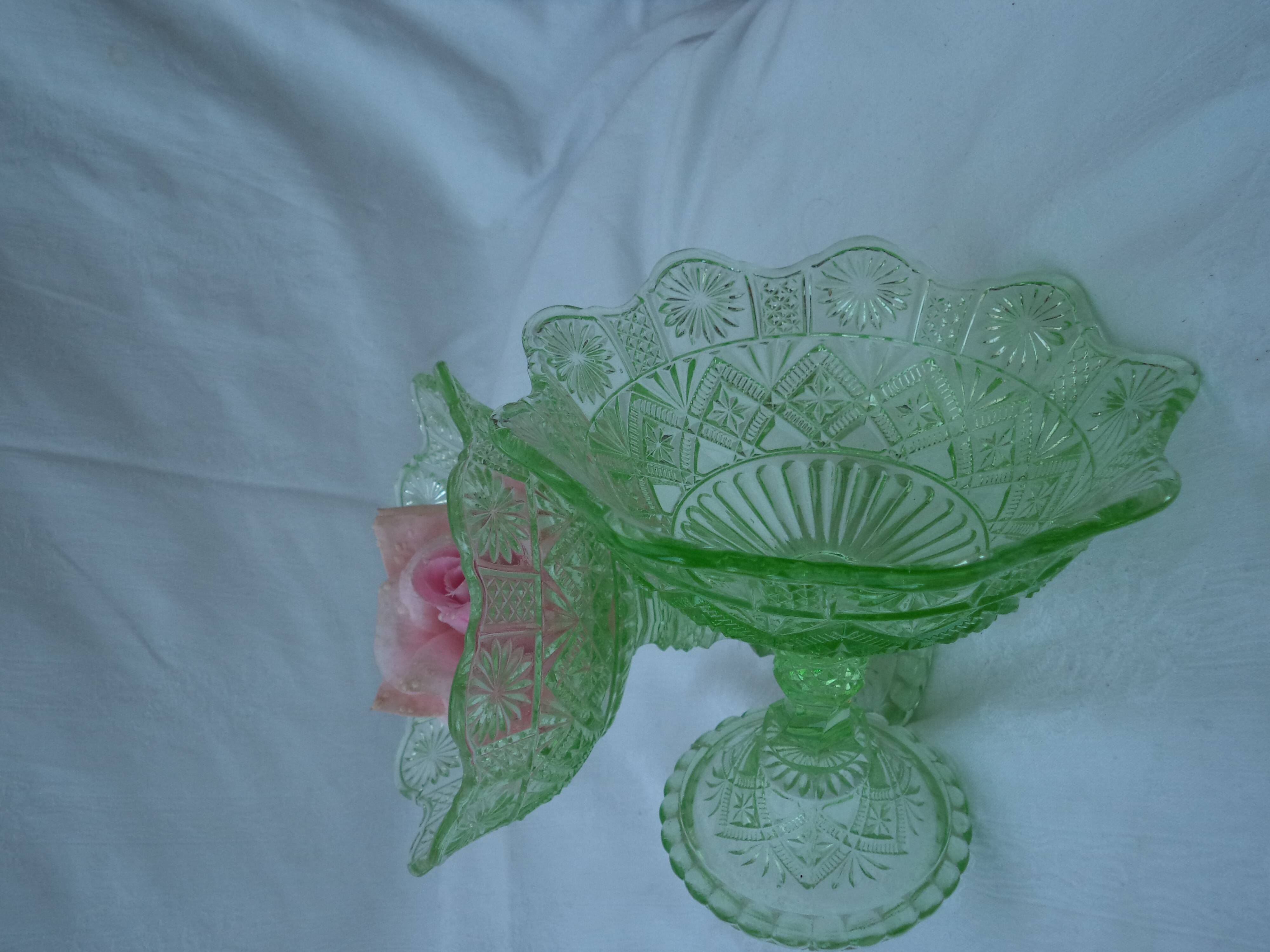 Paire de coupes drageoirs en verre pressé taillé vert absinthe